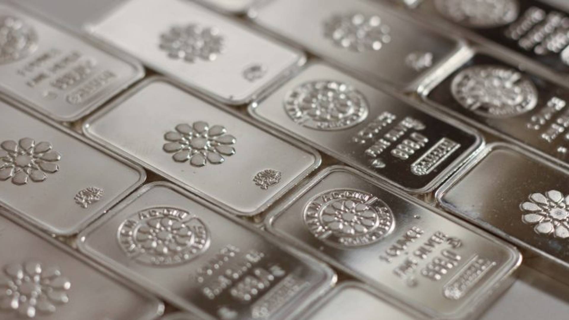 إغلاق أسبوعي قوي: الفضة تلامس السقف التاريخي وتقفز 2.7%