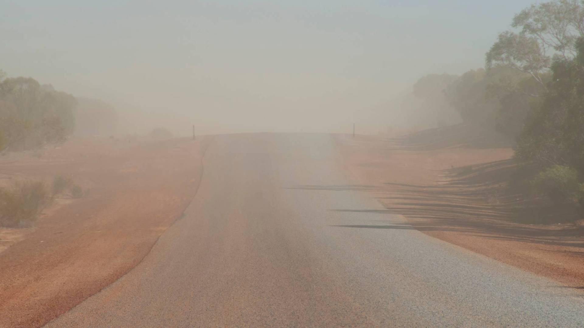 طقس العرب: موجة غبارية تؤثر على "الصحراوي"وسحب رعدية تضرب الأغوار الجنوبية