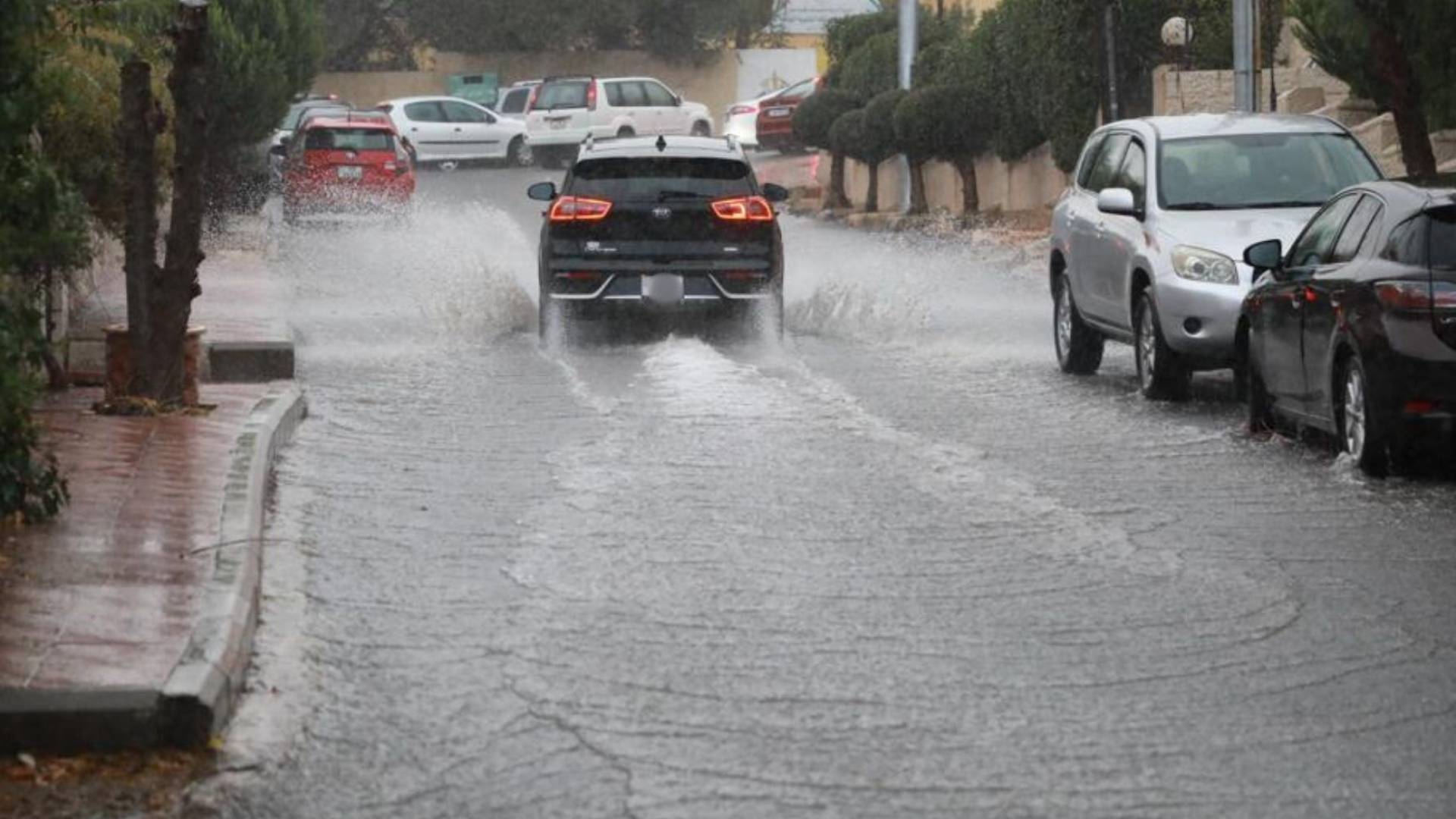 العاصمة عمان تشهد أمطارا غزيرة  وإدارة الأزمات تدعو إلى أخذ الحيطة والحذر