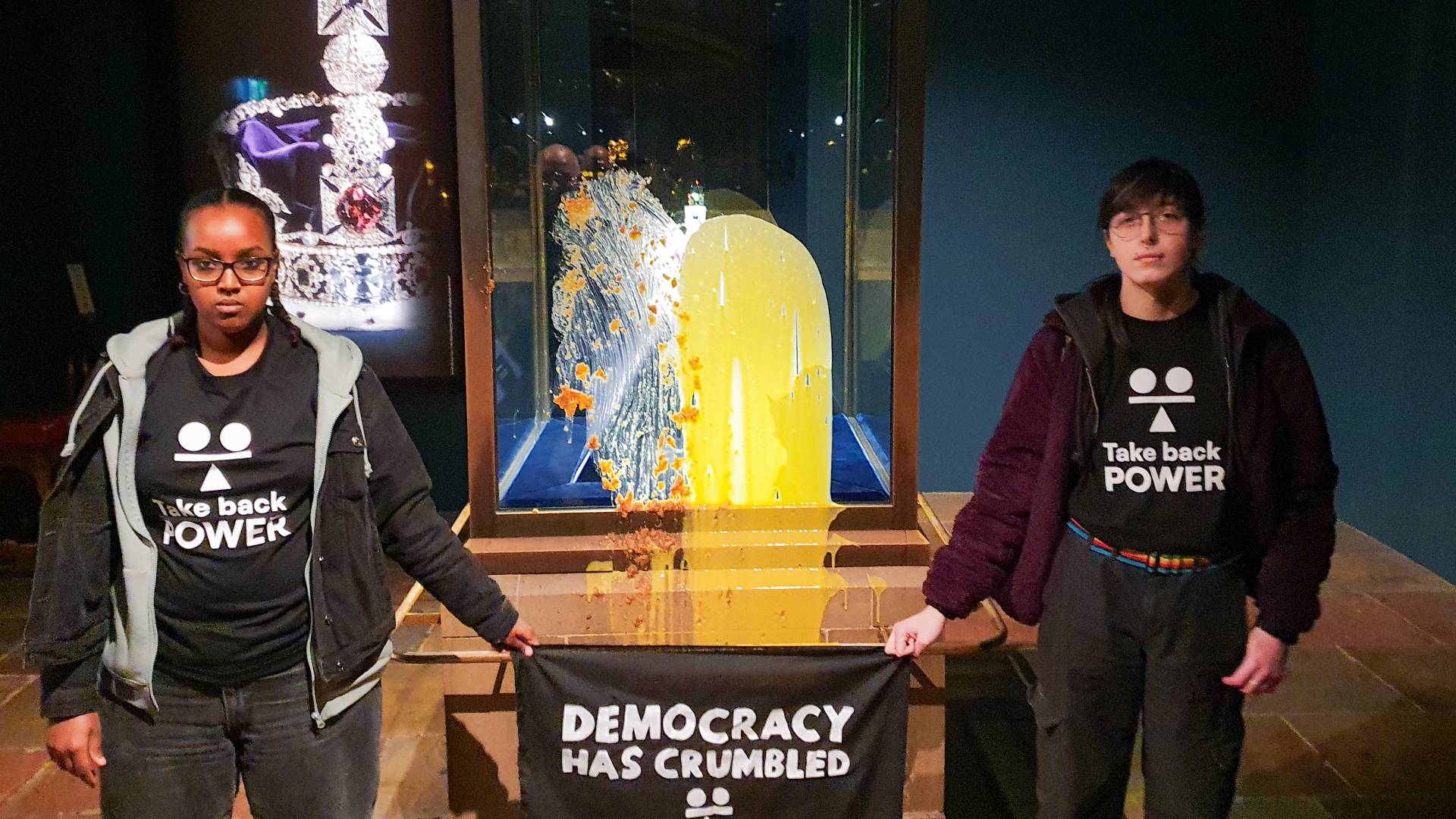 أربعة موقوفين في بريطانيا بعد اعتداء نشطاء بـ"الحلوى" على جواهر التاج في برج لندن