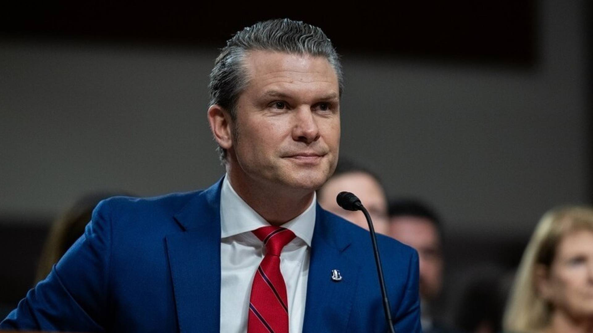 "الغارديان": وزير الحرب الأمريكي يواجه اتهامات خطيرة بـ"جرائم حرب" و"تسريب أسرار"