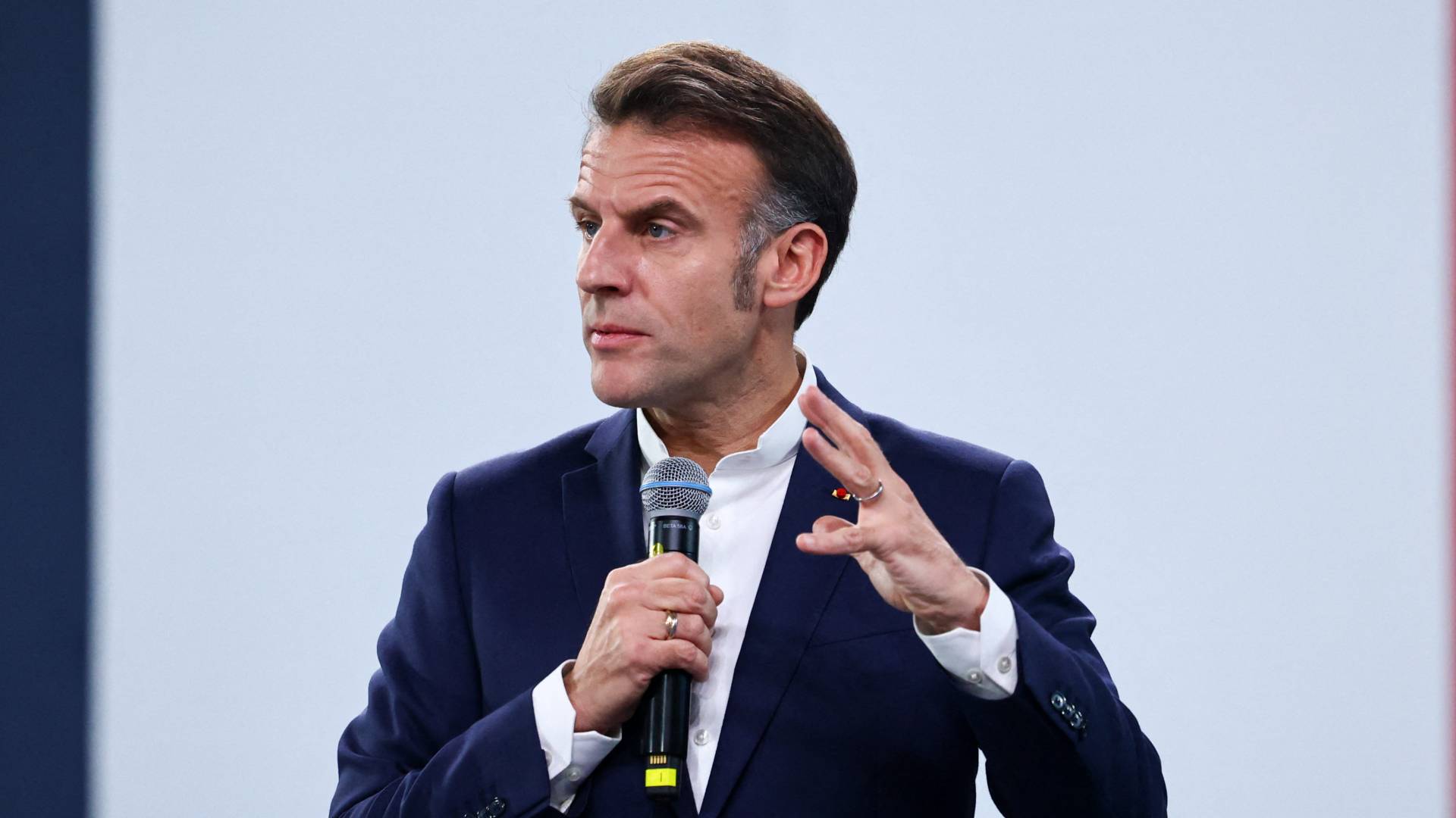 ماكرون يلوح بفرض رسوم جمركية على الصين: العجز التجاري "مسألة حياة أو موت"