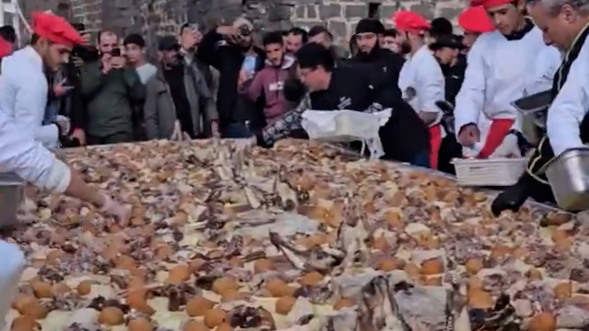 بصرى الشام تحتفي بـ "عيد التحرير من نظام الأسد " بـ "أكبر منسف مليحي" في التاريخ سوريا  -فيديو