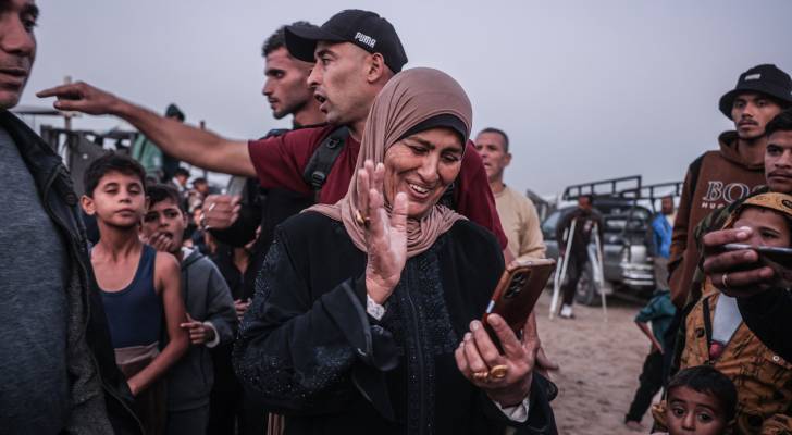 هدى أبو جزر تجري مكالمة فيديو مع ابنهاقائد المنتخب الفلسطيني لكرة القدم إيهاب أبو جزر