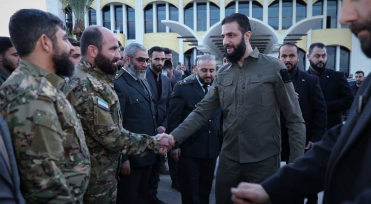 الشرع يزور المعرض العسكري السوري ويكرم قادة معركة التحرير