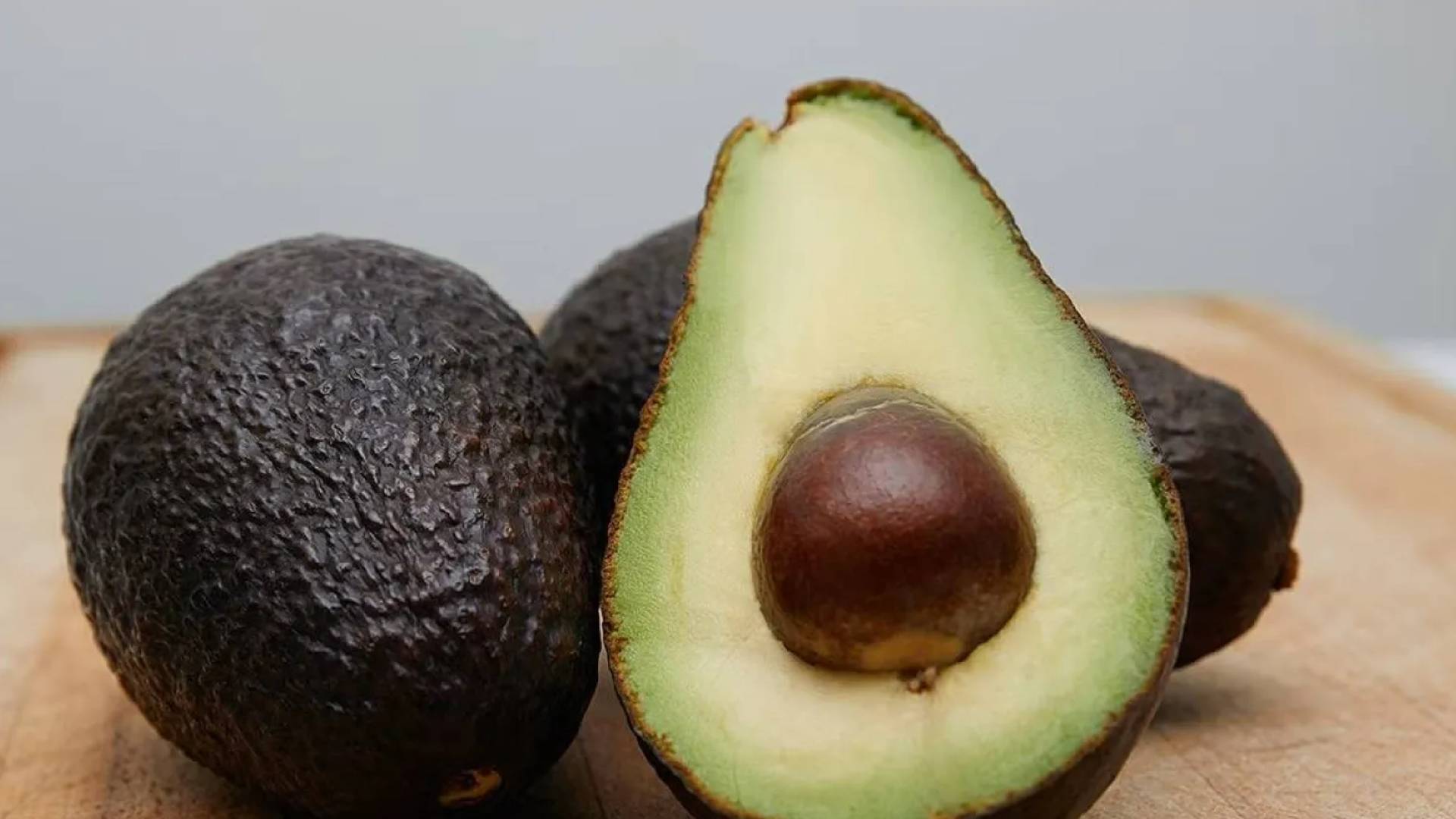 7 أطعمة غنية بالدهون الصحية تتفوق على الأفوكادو