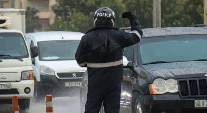 شرطي سير في الشتاء أثناء عمله