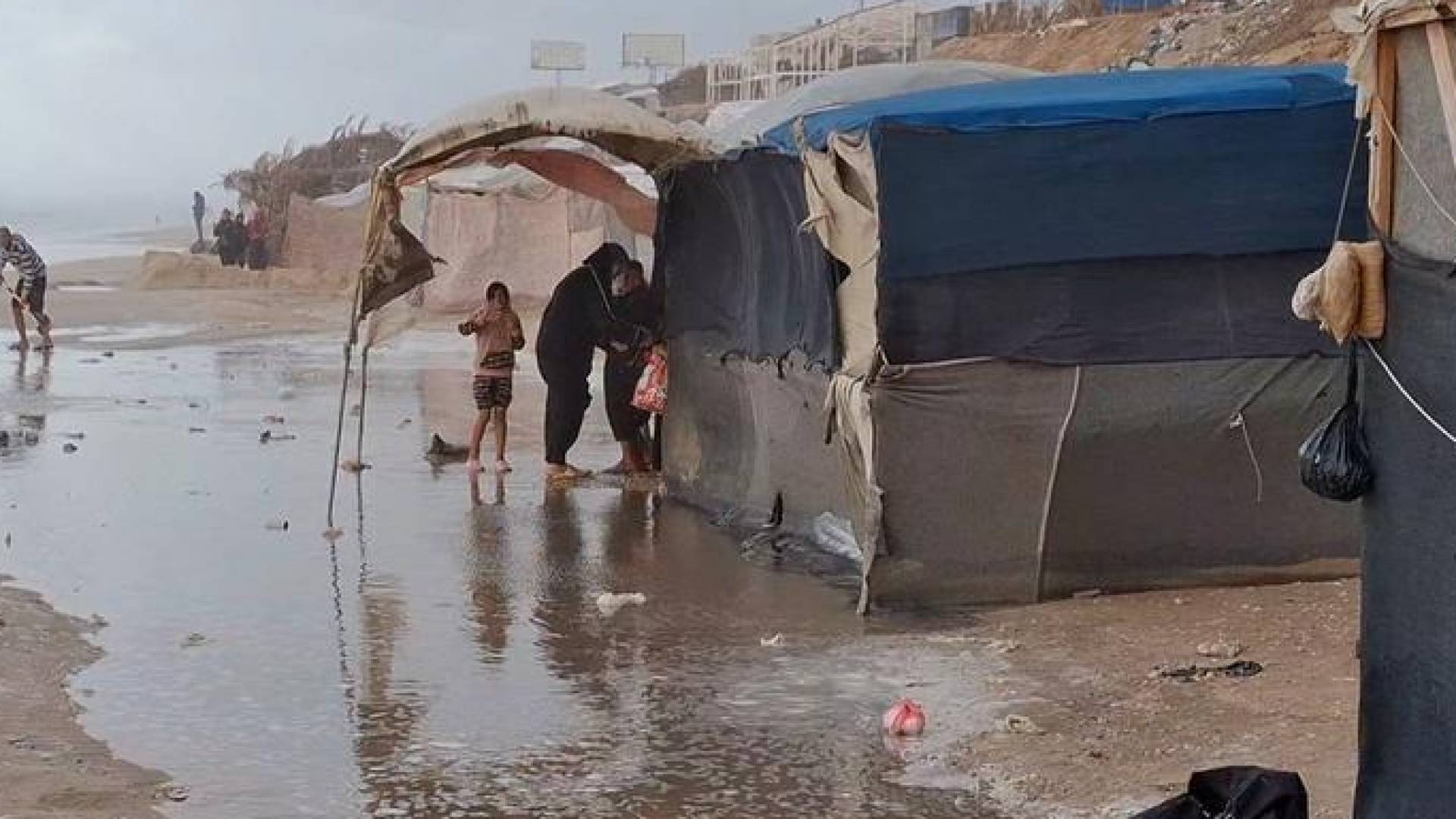 غزة تحت الأمطار.. خيام النازحين تتحول إلى برك مياه والكارثة تقترب -فيديو