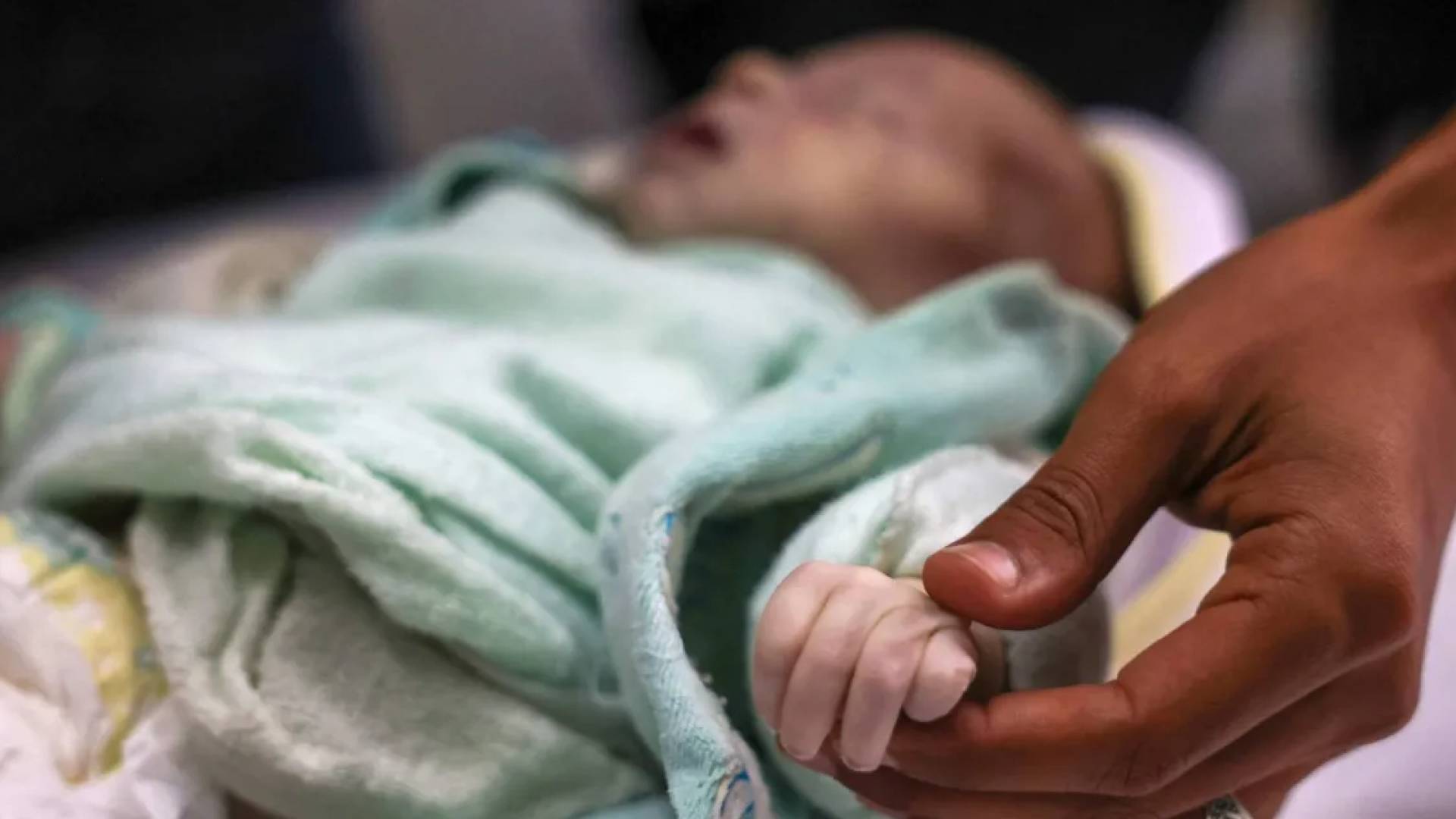 الرضيعة رهف.. برد غزة يخطف حياة طفلة في خيمة غارقة