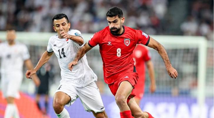 لاعب النشامى نزار الرشدان ولاعب من المنتخب العراقي