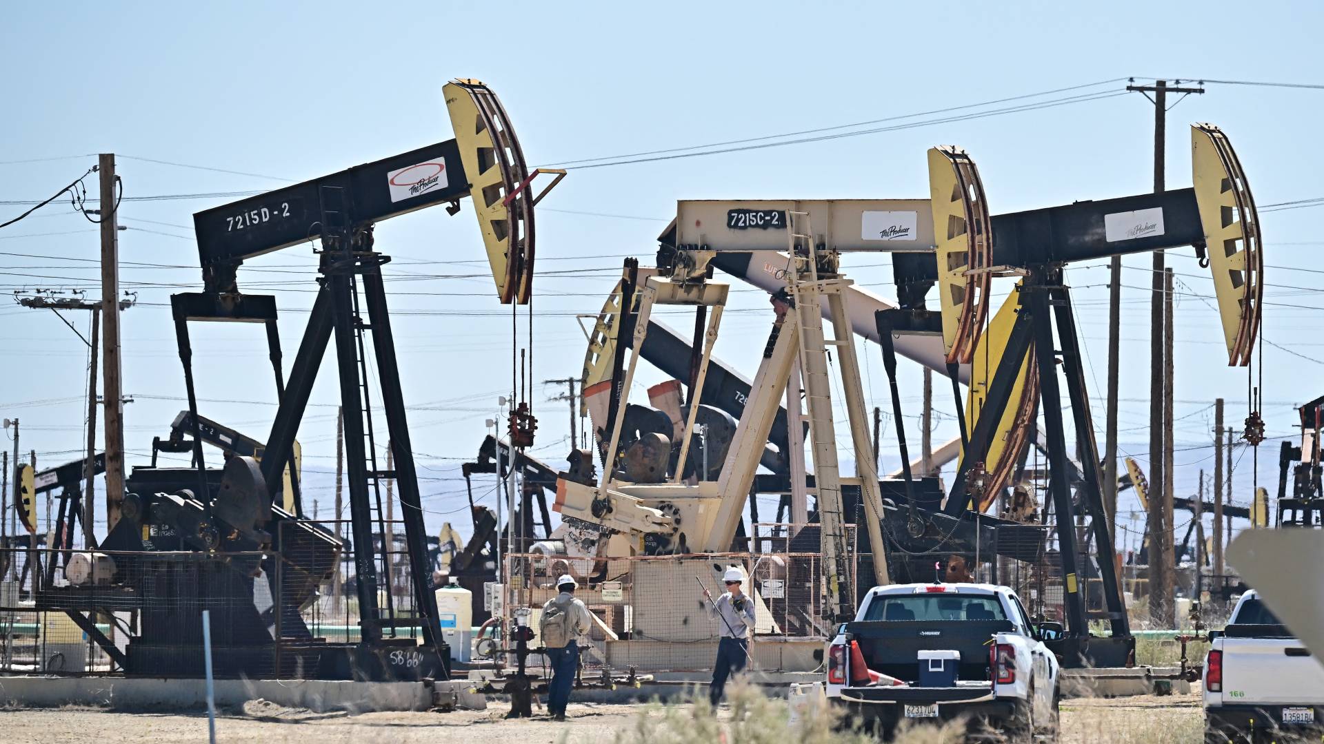 النفط يرتفع مدعوماً بمخاوف اضطراب الإمدادات الفنزويلية.. لكنه يتجه لتسجيل انخفاض أسبوعي 
