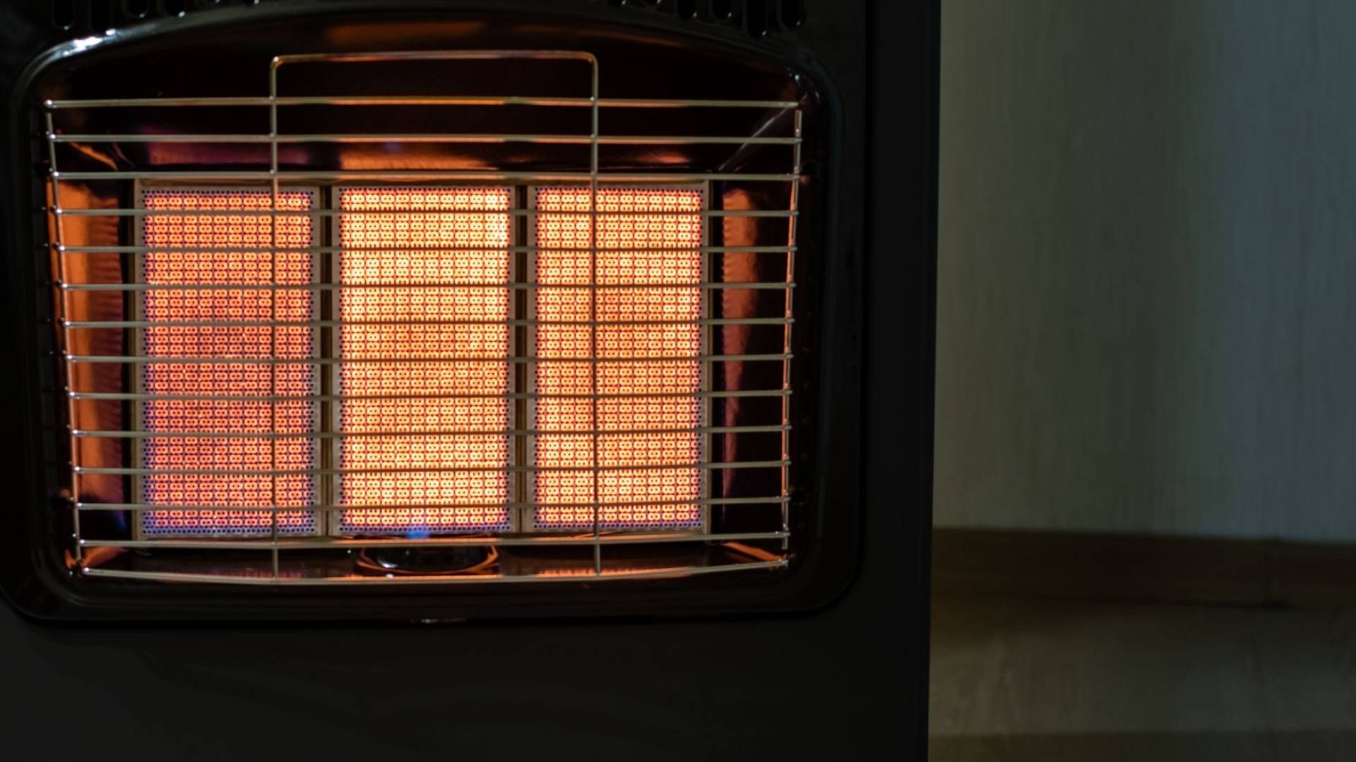 الدفاع المدني يجدد التحذير: تجنب النوم والمدافئ مشتعلة وضرورة إغلاق محابس الغاز 