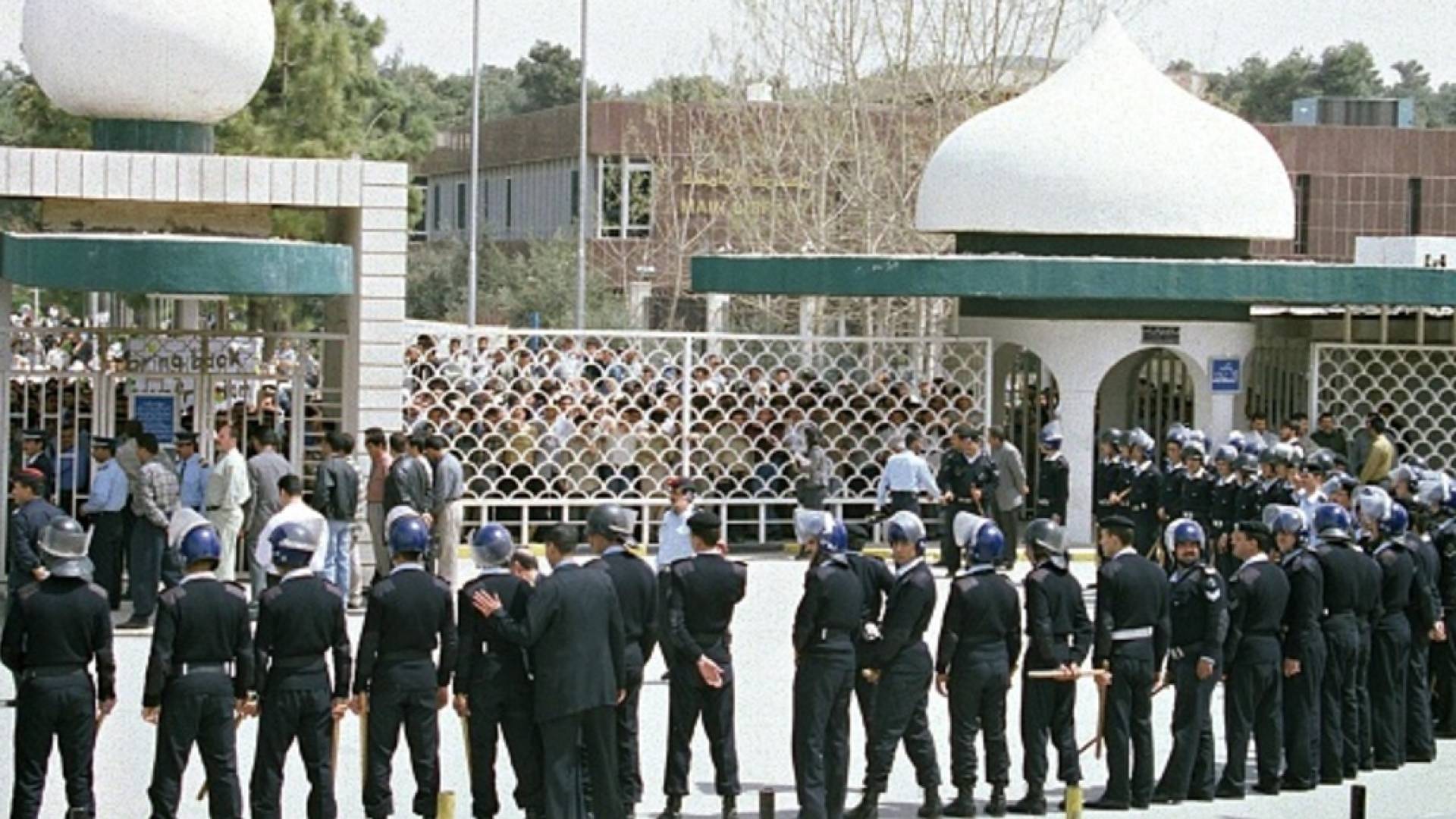 أكاديمي لـ"رؤيا": التعليم عن بعد والمناهج المدرسية وراء تصاعد المشاجرات الطلابية 