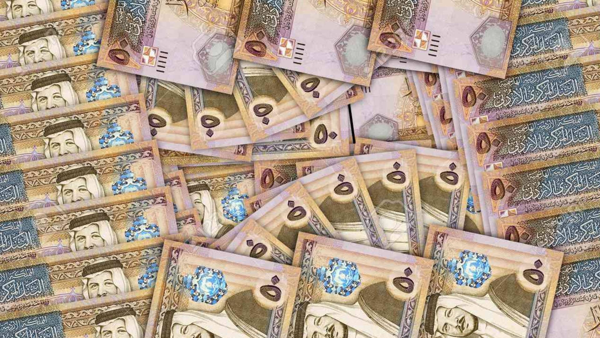 أمانة عمّان تُعيد مبلغ 19 ألف دينار لمواطن فَقَدَها إثرَ رميِها بالخطأِ في حاوية نفايات 