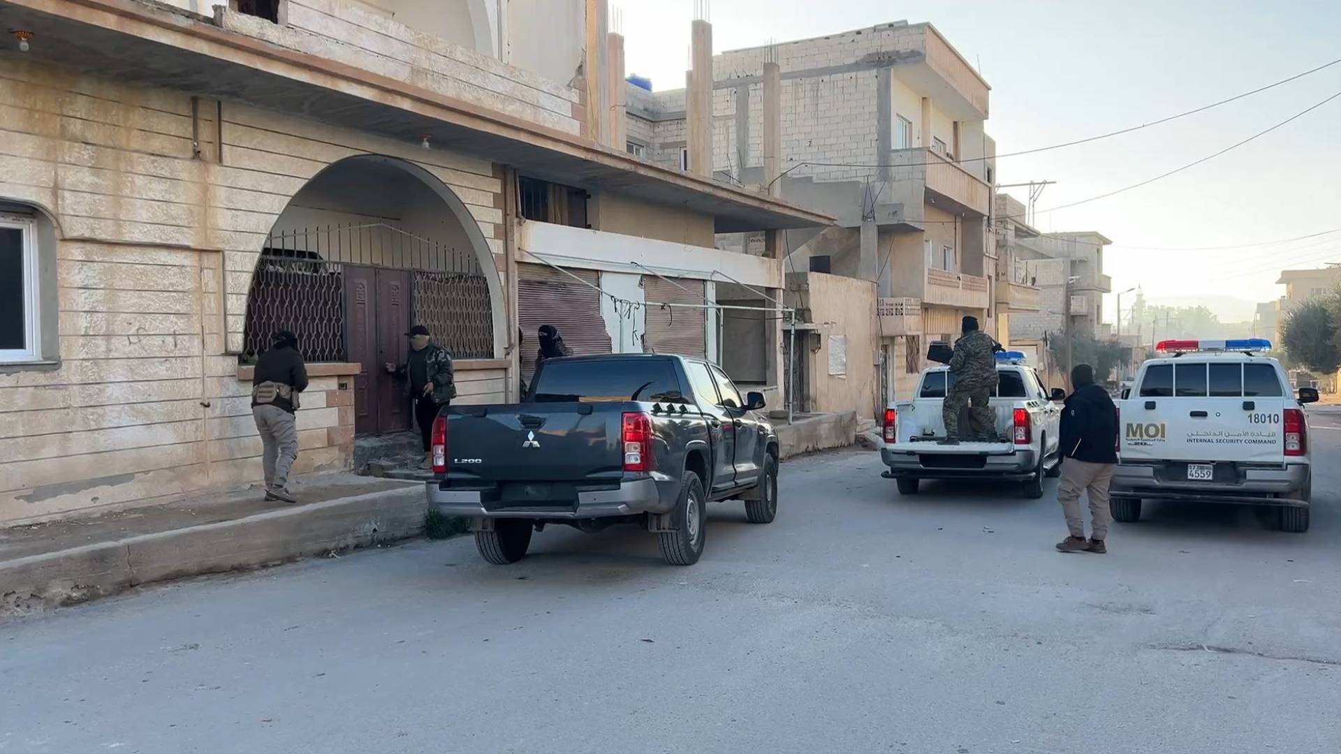 "الداخلية السورية": القبض على 5 أشخاص مشتبه بهم في هجوم "داعش" بتدمر - صور