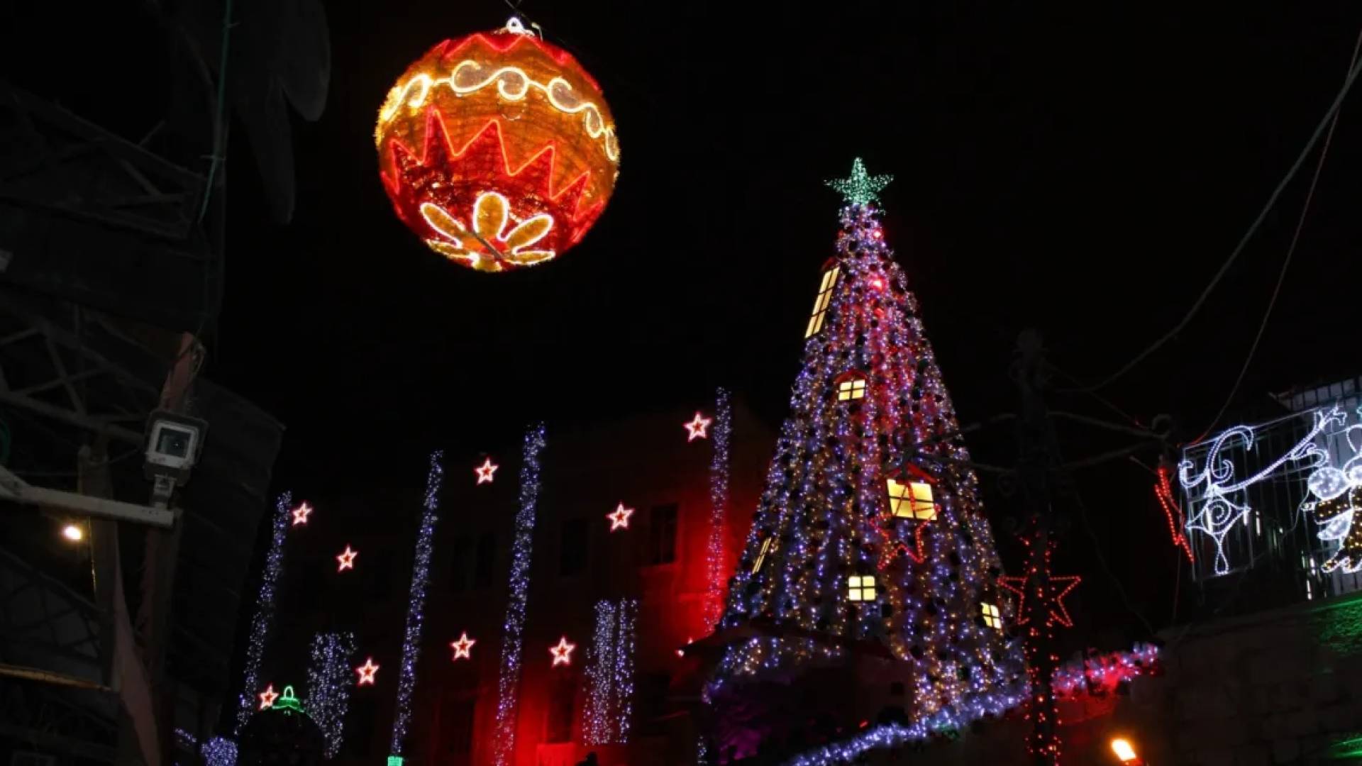 وسط أجواء احتفالية وحضور كبير.. إضاءة شجرة الميلاد في القدس المحتلة 