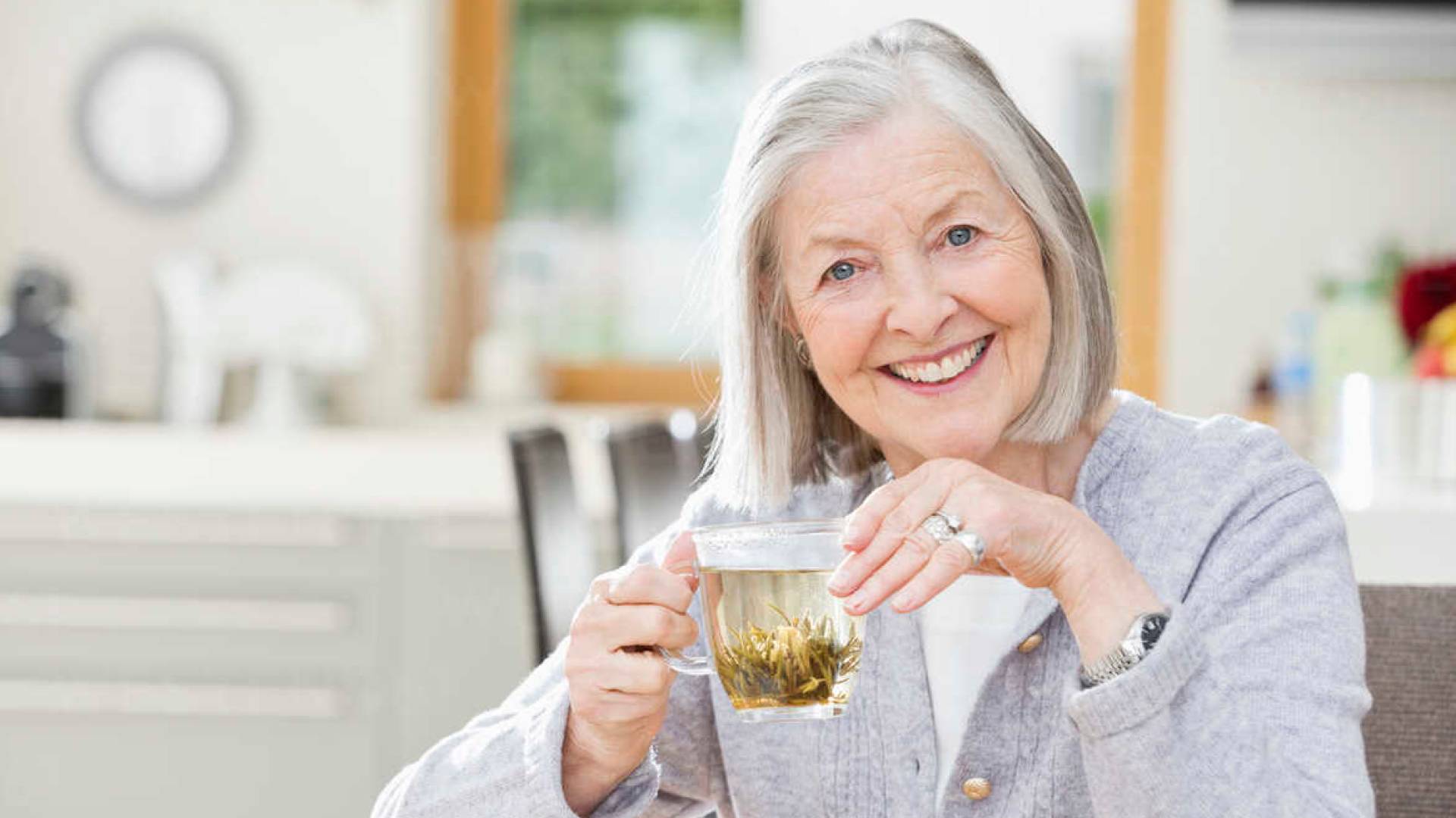 دراسة تدعو المسنات إلى تناول الشاي وتحذرهن من القهوة