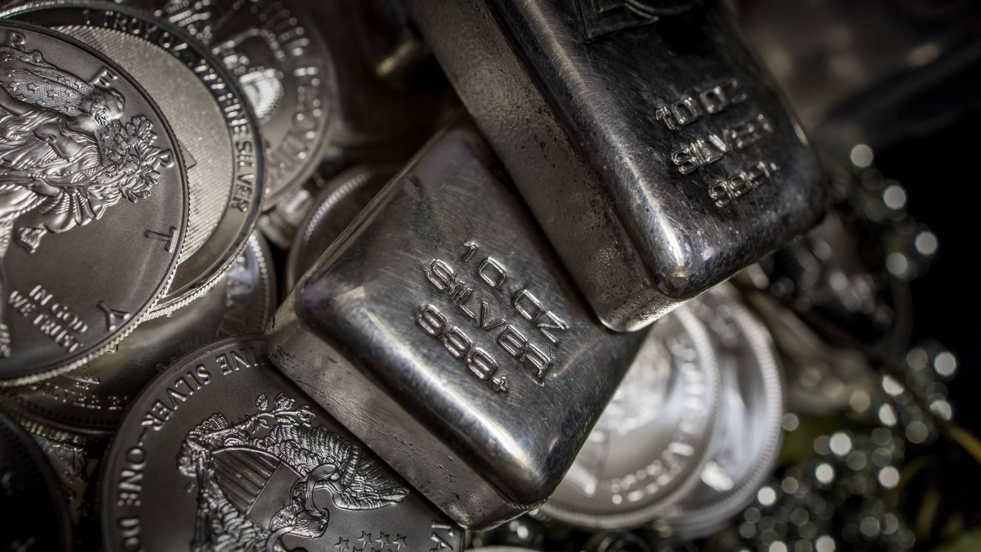 الفضة تستعيد بريقها: مكاسب تفوق 1% وتلامس 63 دولارًا 