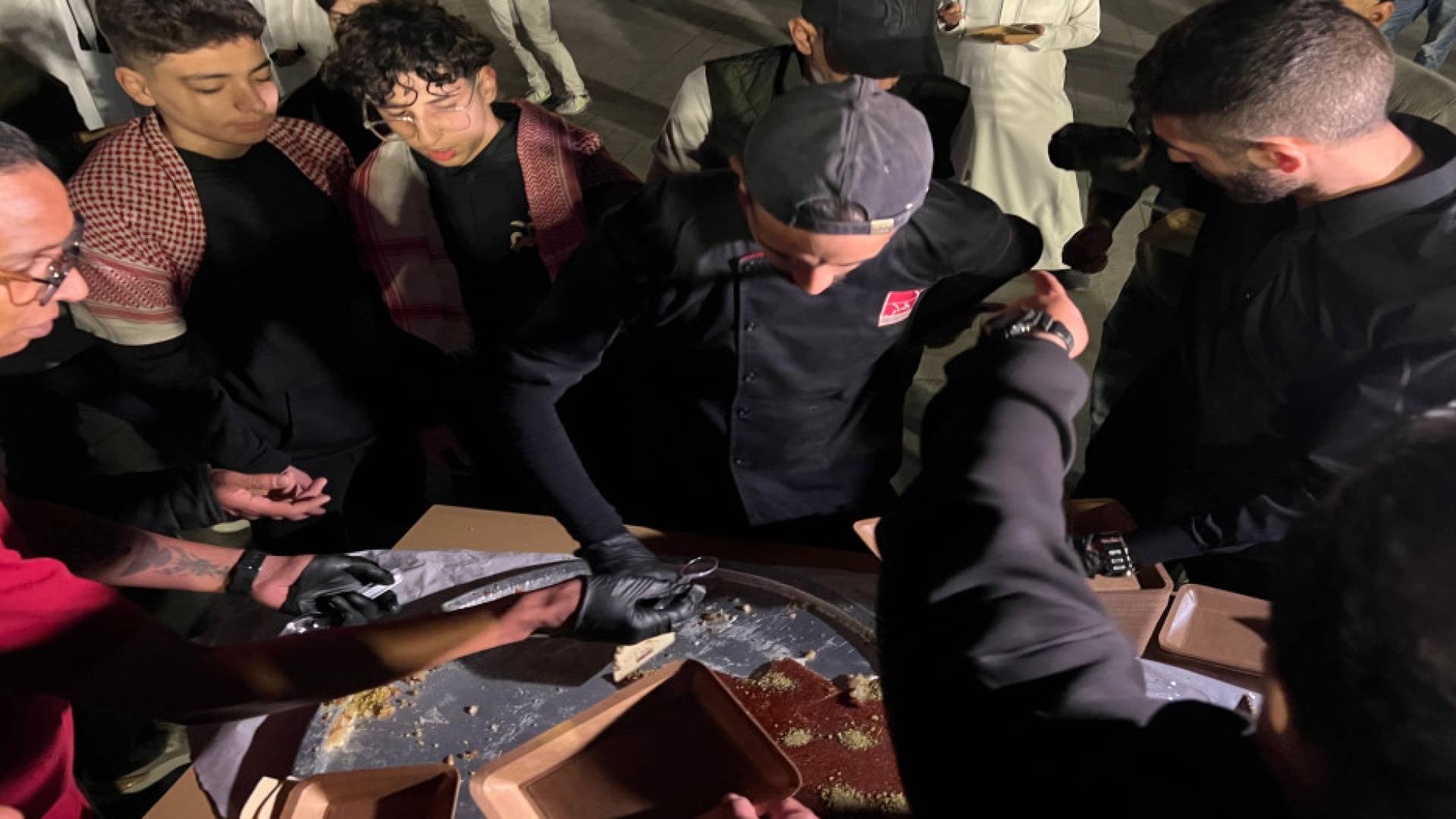 بمبادرة من ولي العهد والأميرة رجوة.. توزيع الكنافة على الجماهير قبل مواجهة الأردن والسعودية 