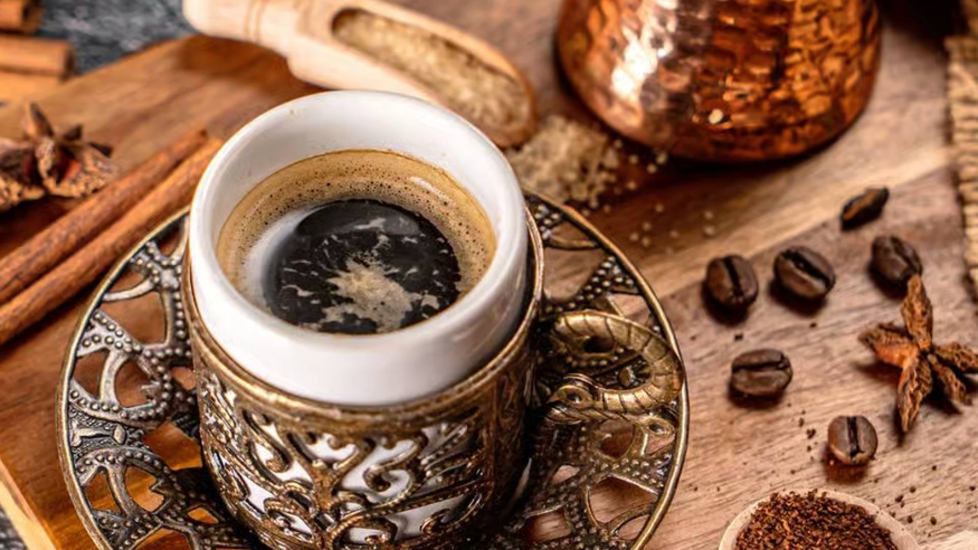 "نكهة العيد" في مهب الغلاء: أسعار القهوة والكاكاو ترتفع عالميًا قبل الكريسماس 