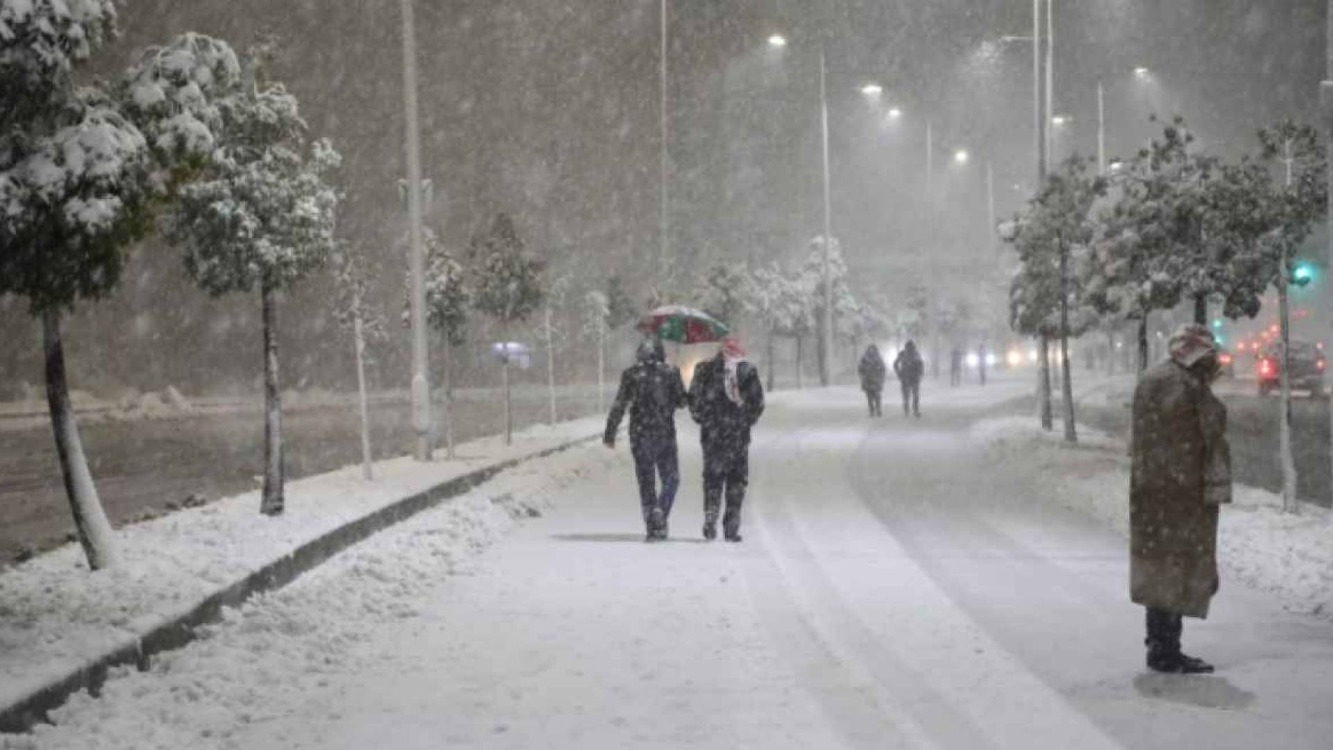 الأردن على موعد مع زخات ثلجية خلال ساعات فجر وصباح الأربعاء  فوق قمم الجنوب العالية