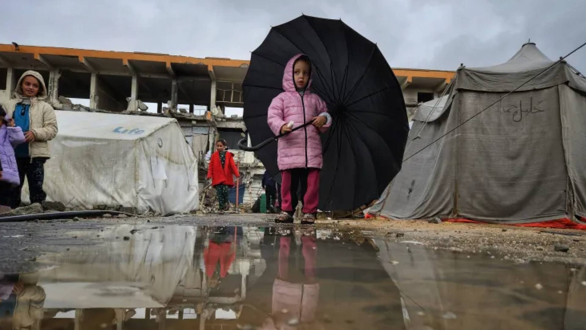 بينما يتدفأ العالم.. غزة تواجه الشتاء بخيام ممزقة وألم بلا سقف 