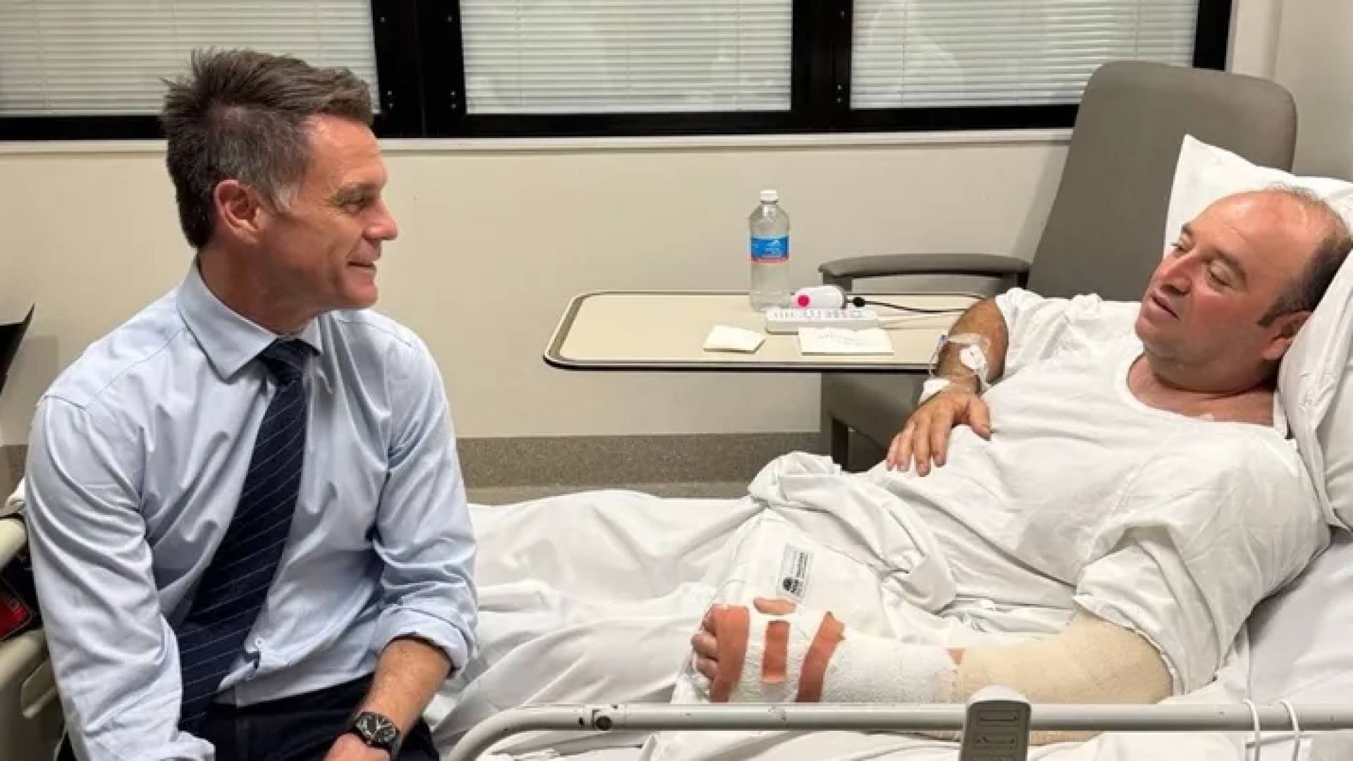 أحمد الأحمد يروي تجربته ويكشف تفاصيل إصاباته الخطيرة إثر تصديه لمسلح في سيدني 