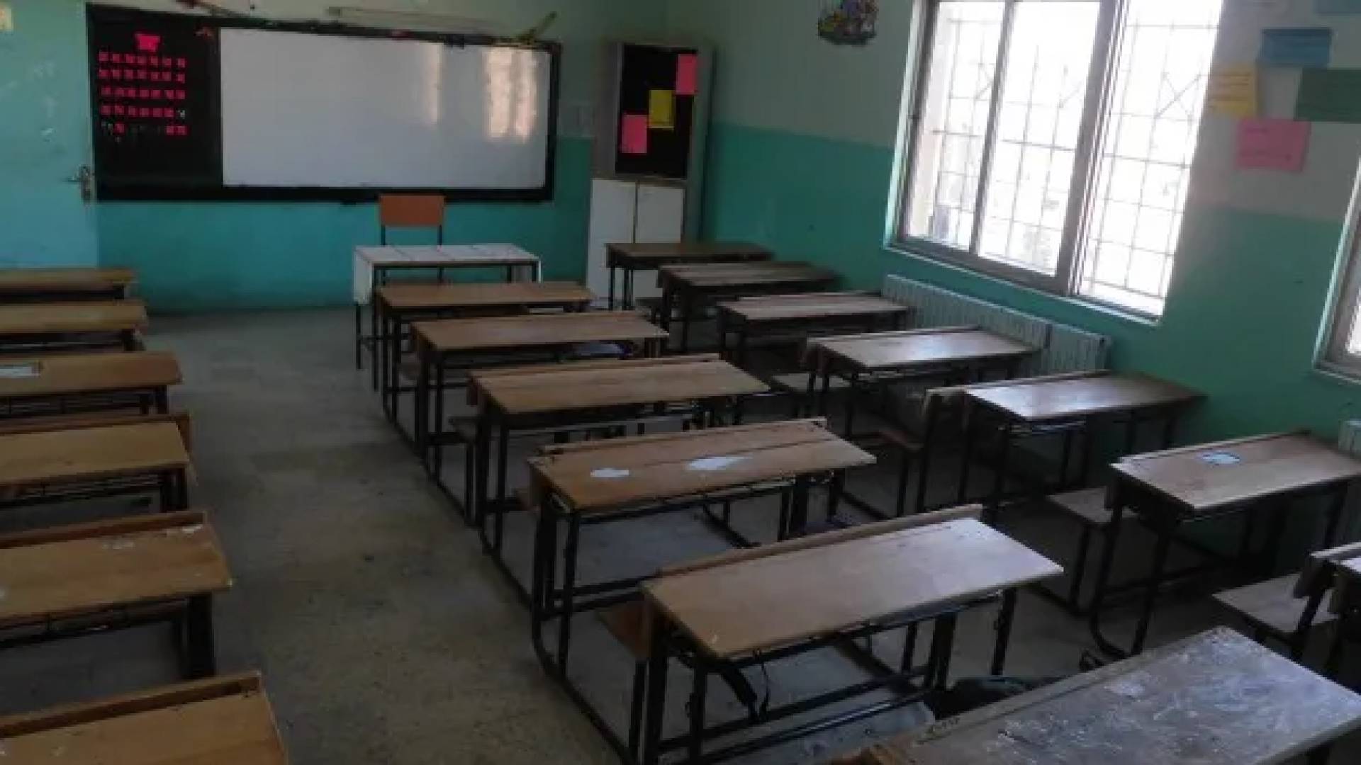 تعليق دوام صفوف المدارس الأولى وتأخير بقية الصفوف في لواء البترا بسبب الأحوال الجوية #عاجل 