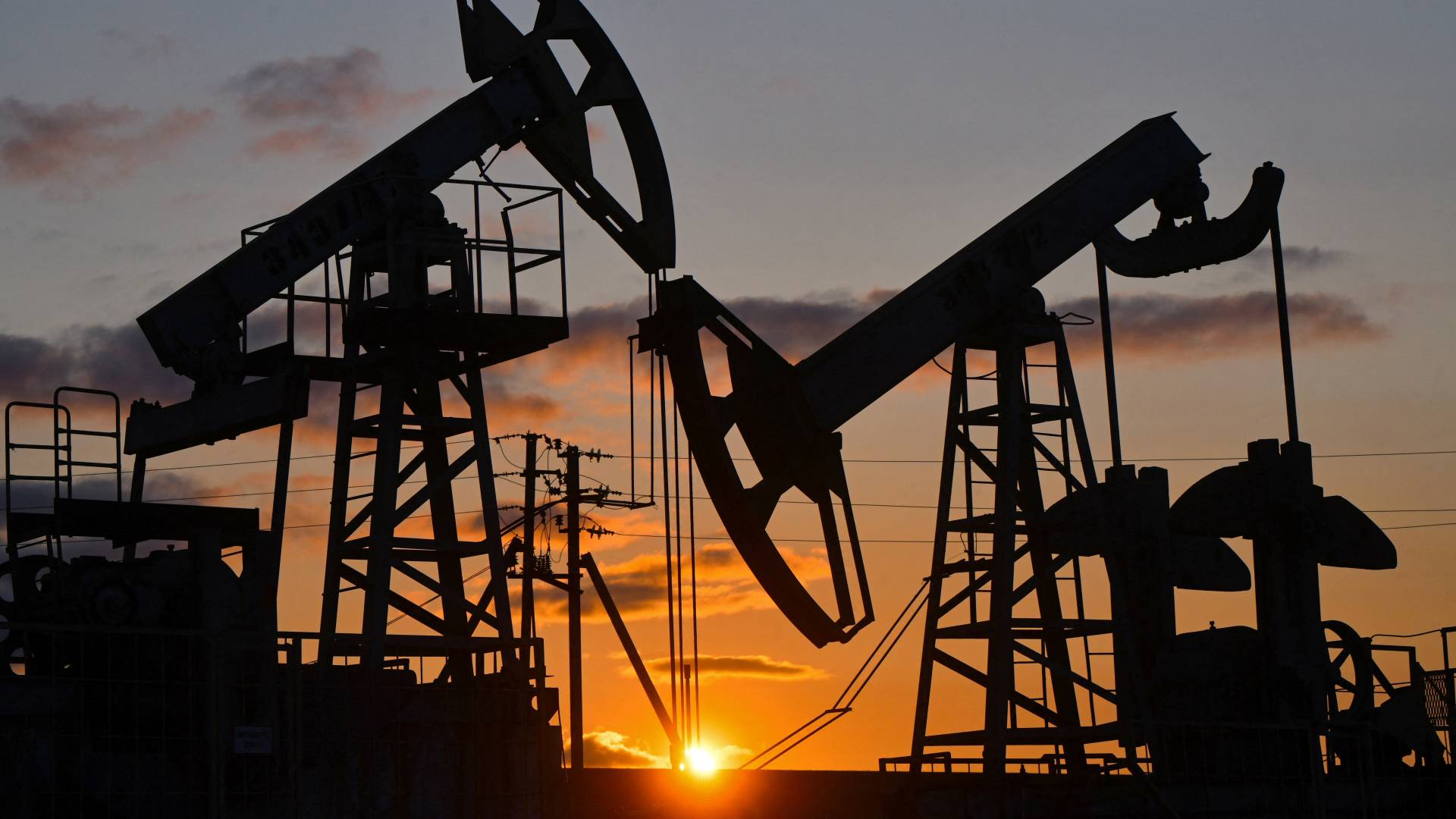 النفط يتراجع إلى أدنى مستوى منذ 2021 بفعل وفرة المعروض وتفاؤل السلام الروسي الأوكراني