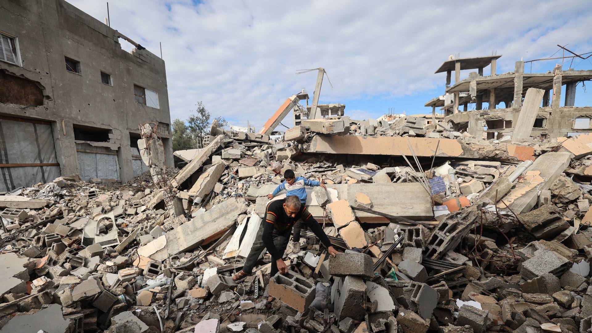 تصعيد عسكري شامل.. المدفعية "الإسرائيلية" تضرب غزة من جباليا شمالا حتى رفح جنوبا