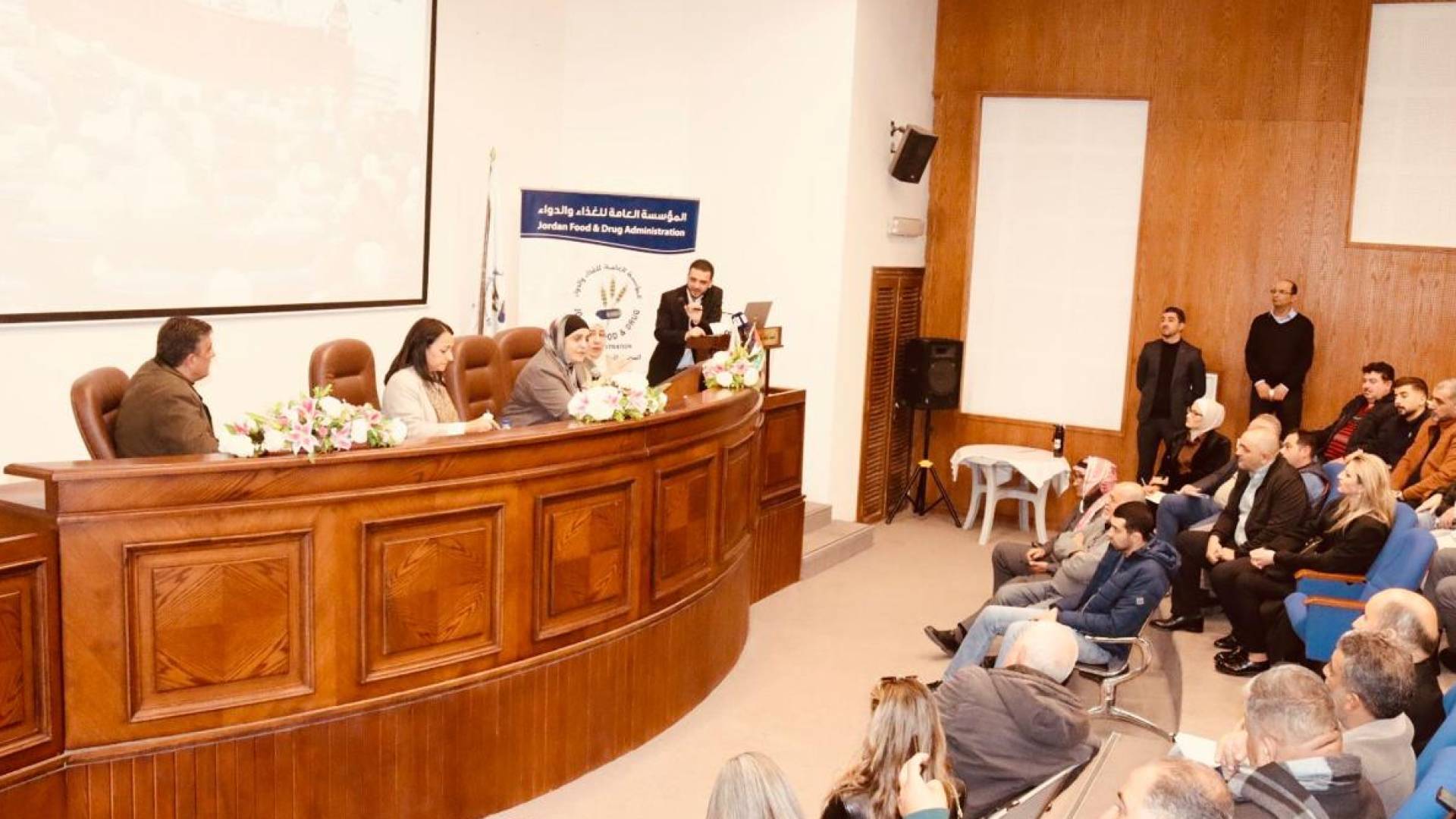 "الغذاء والدواء" تبحث تطوير قطاع مستحضرات التجميل وتطلق خدمة "رمز الاستجابة"