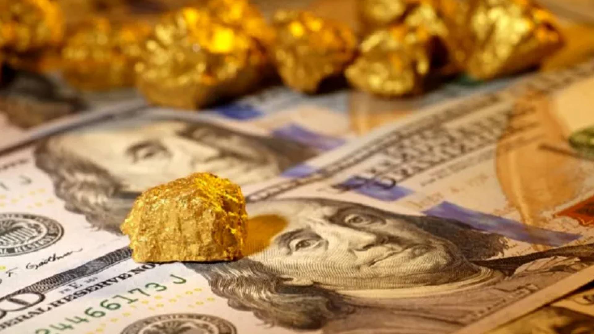 سعر الذهب مقابل الدولار يشهد تقلبات عالمية نتيجة عوامل اقتصادية وجيوسياسية
