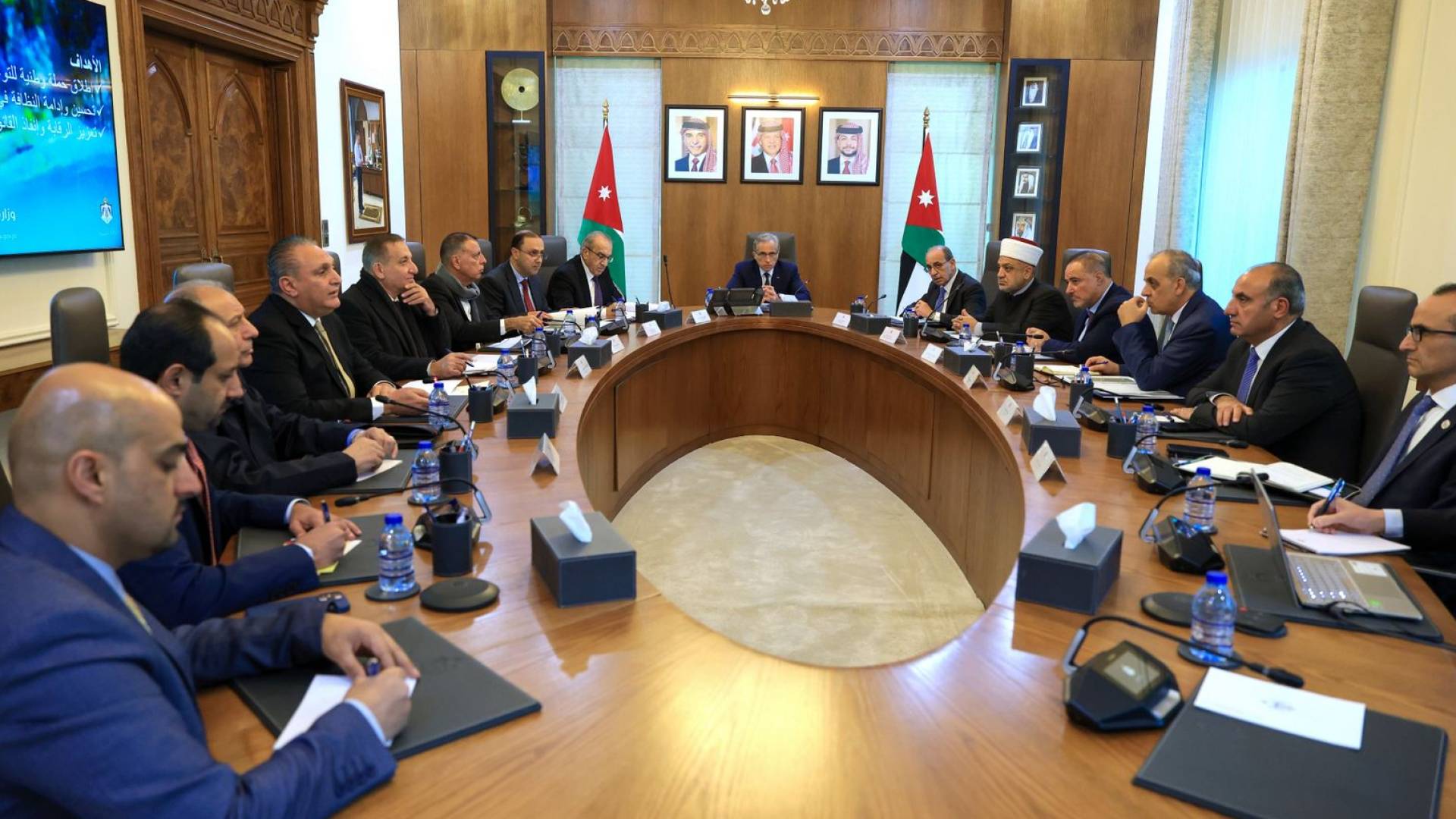 رئيس الوزراء يترأس اجتماع "الحد من الإلقاء العشوائي للنفايات" ويوجه لإنفاذ القانون