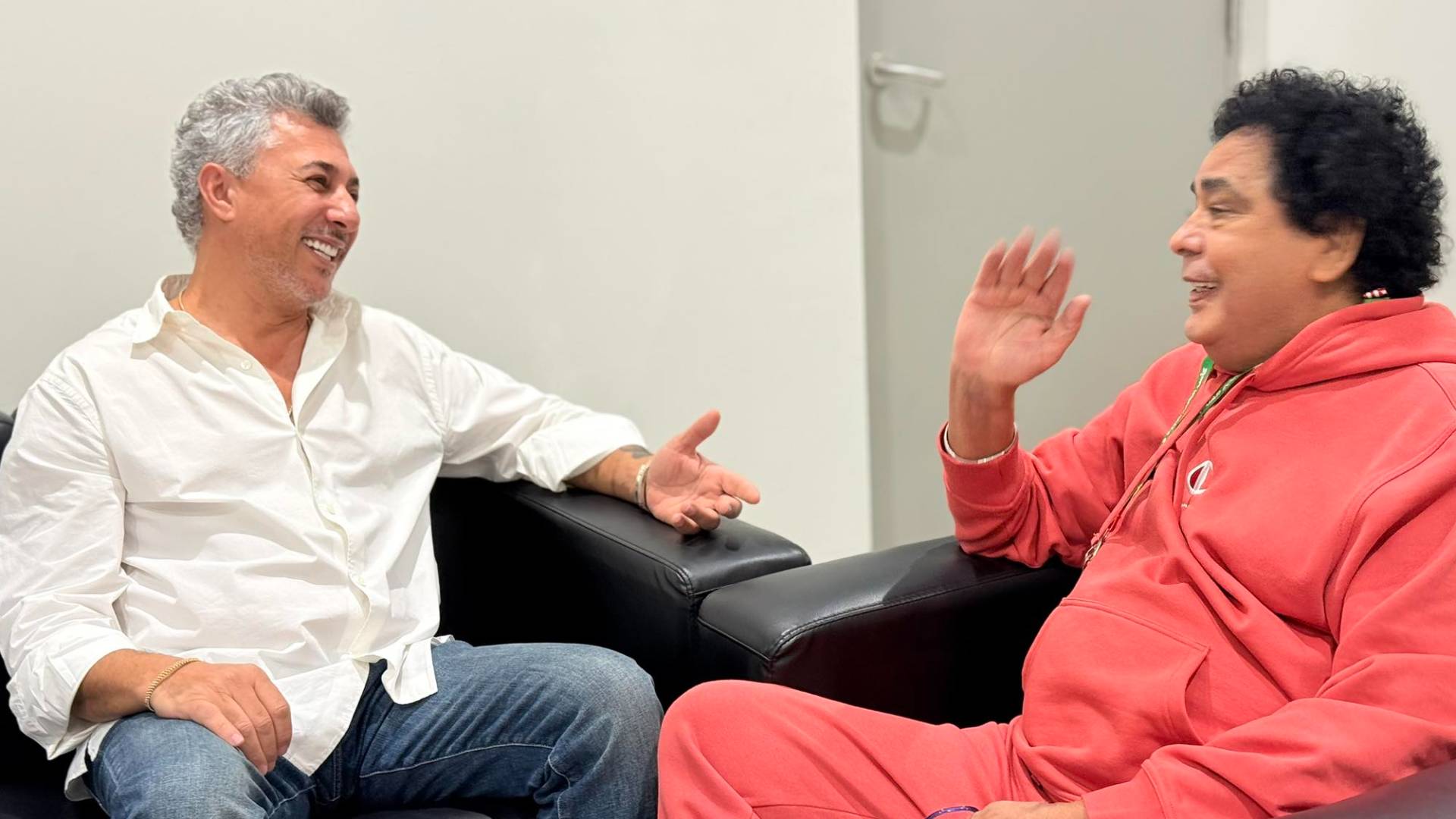 عمر العبداللات ينشر صورة تجمعه بالفنان محمد منير بالدوحة ويعلق: استعدادًا لحفل ختام بطولة كأس العرب 