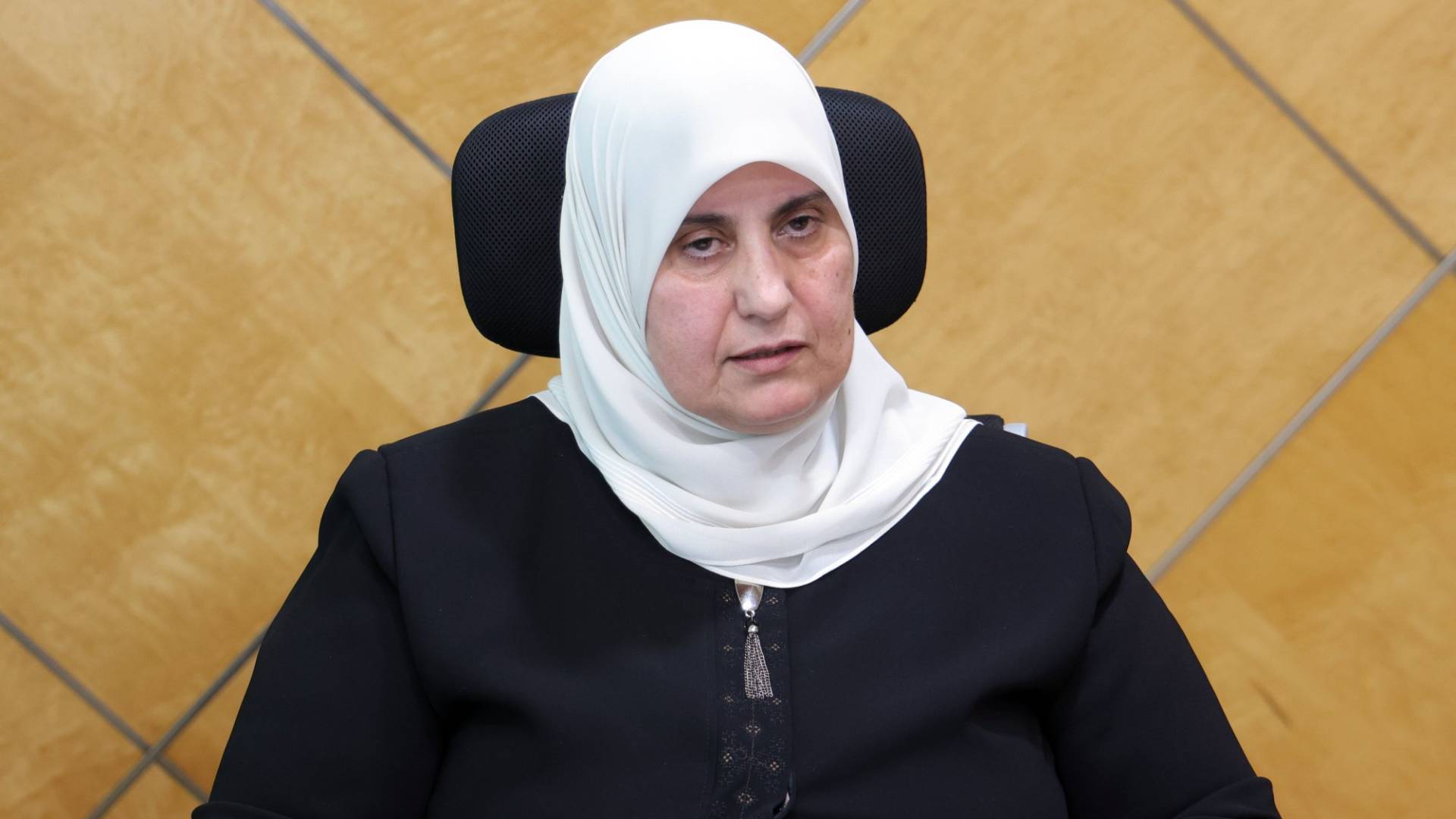 "الشموسة" تشعل مشادة بين الأزايدة والقضاة حول إقالة مديرة المواصفات - فيديو