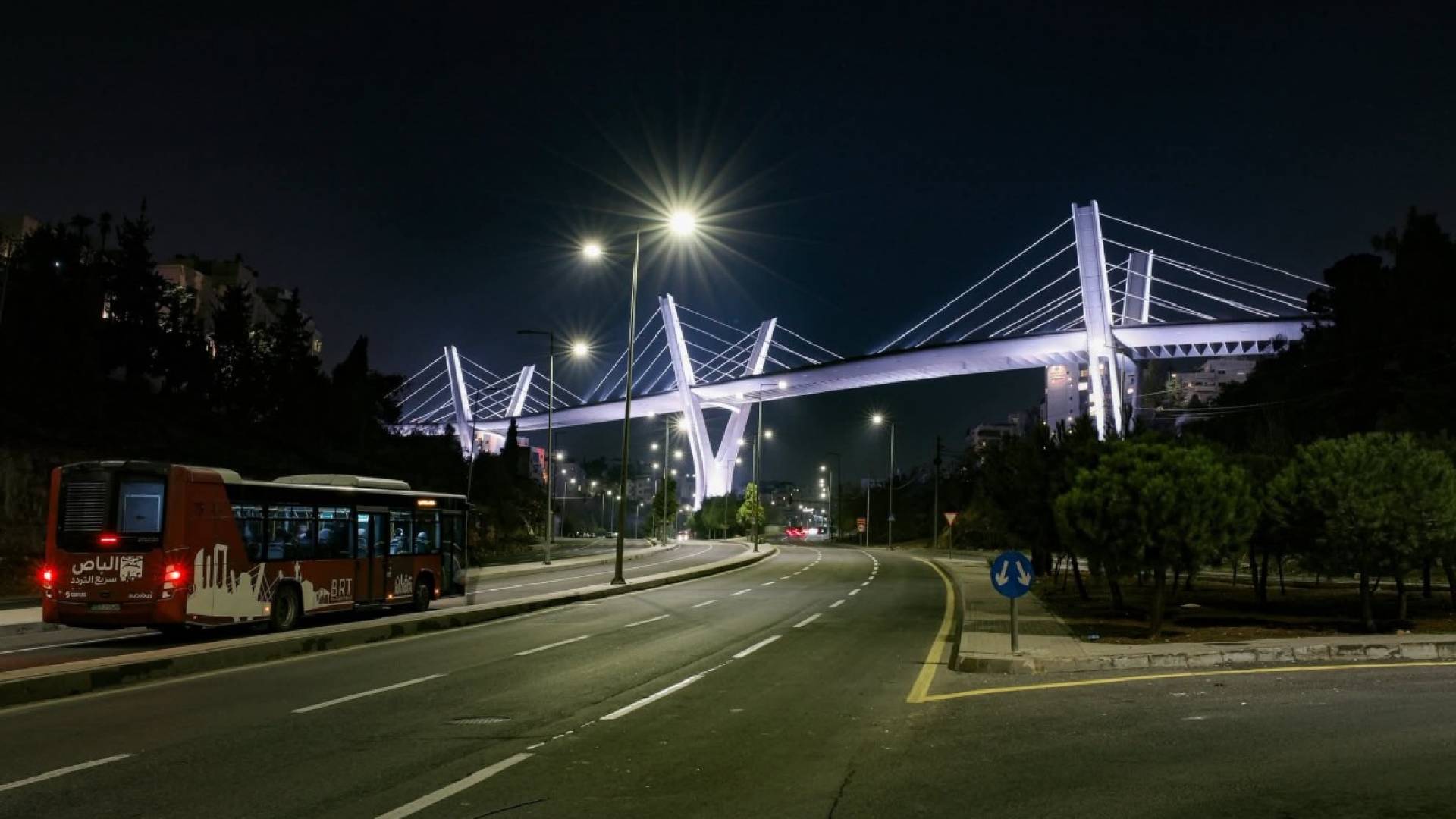 "أمانة عمان" تعلن إنجاز أعمال تجديد إنارة جسر عبدون لإبراز الهوية البصرية وجمالية العاصمة - فيديو