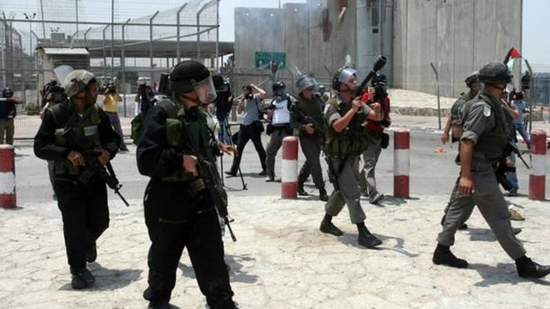 الاحتلال يغلق حاجز قلنديا ويعتقل شابا فلسطينيا بعد استهداف مركبة