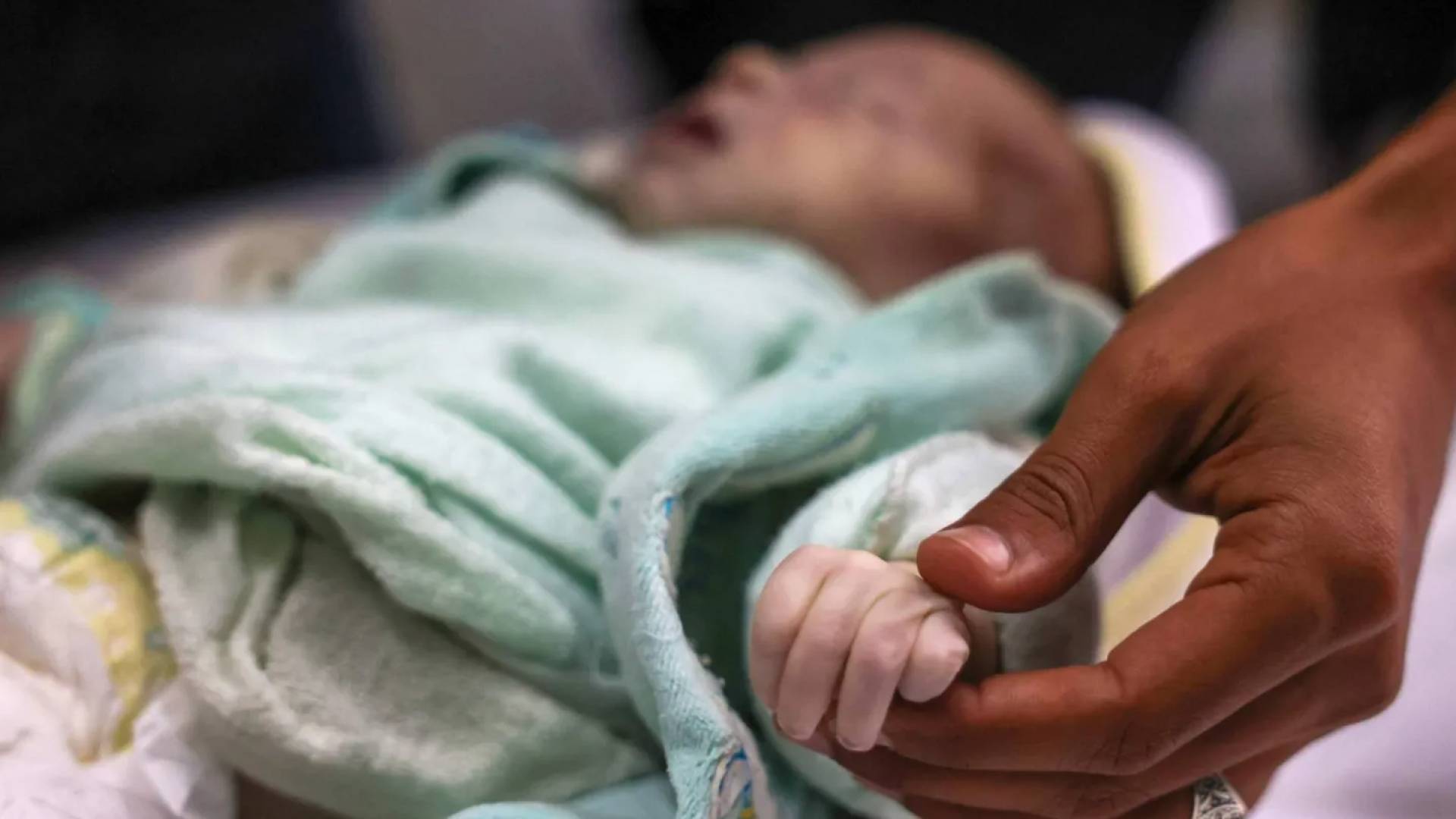 البرد يلسع الأطفال في أحضان خيام رقيقة.. وفاة رضيع جديد في غزة