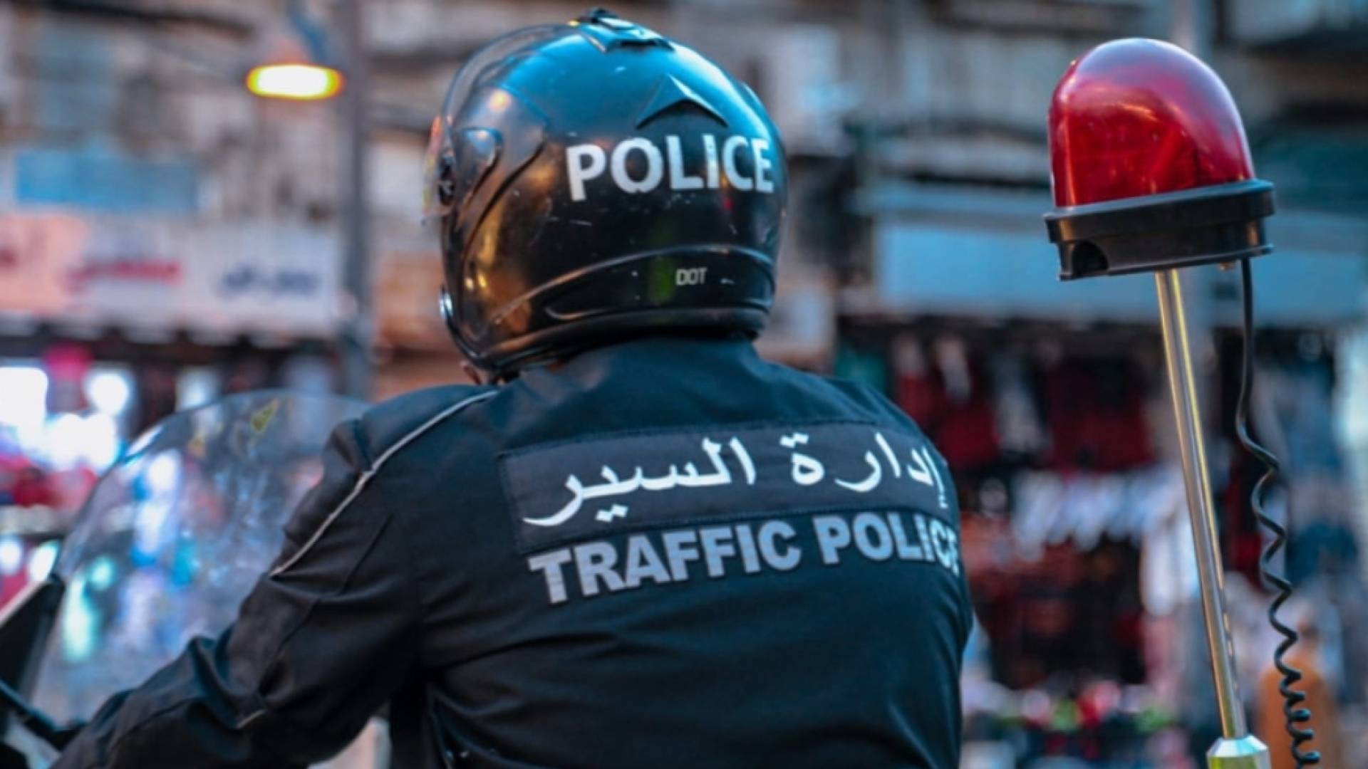 السير: تباطؤ حركة السير على طريق المطار إثر تدهور صهريج مياه بعد جسر الأمير حسين