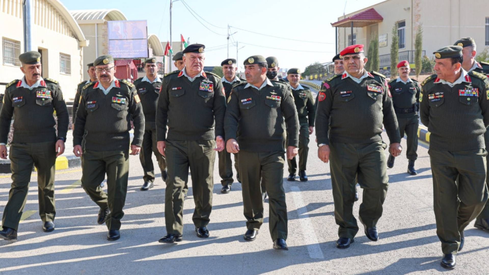 رئيس هيئة الأركان المشتركة يزور كتيبة الأمير طلال ويشيد بجاهزية القوات المسلحة