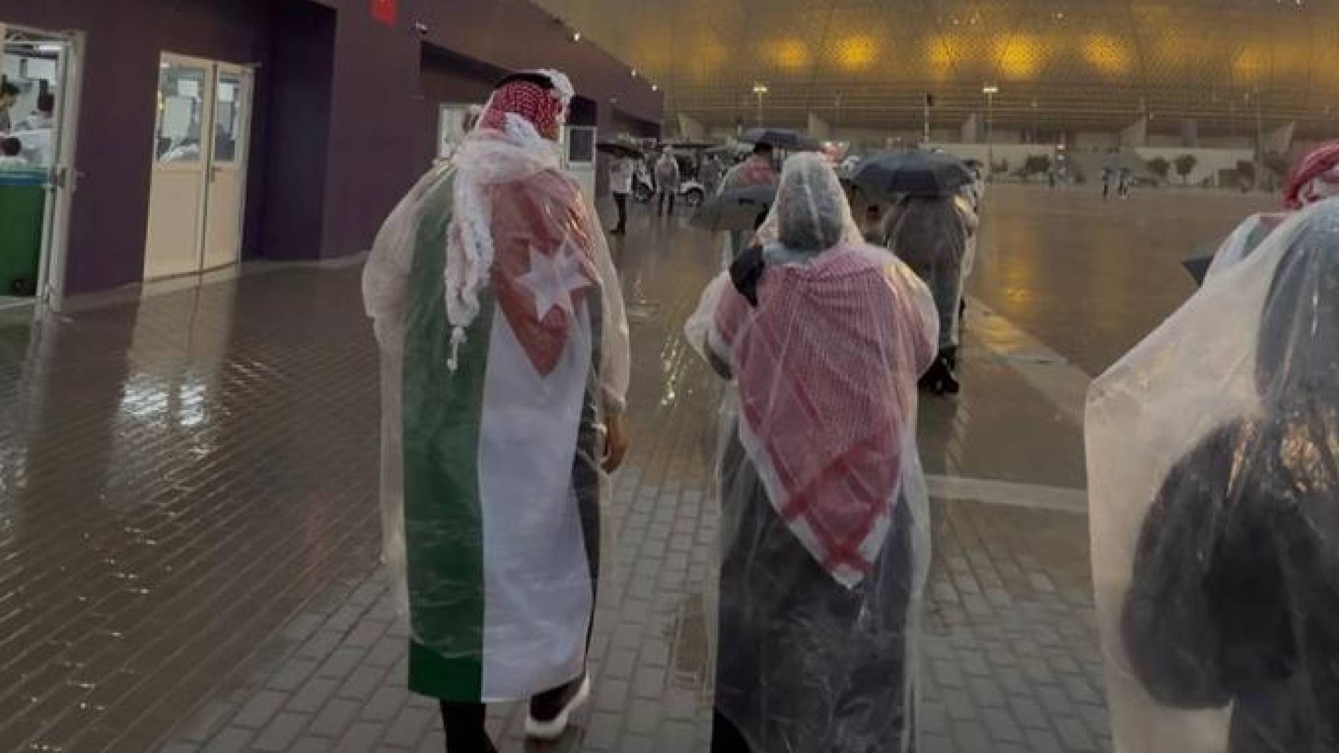 مظلات ومعاطف بلاستيكية للجماهير تحسبا لأمطار نهائي كأس العرب بين الأردن والمغرب - فيديو