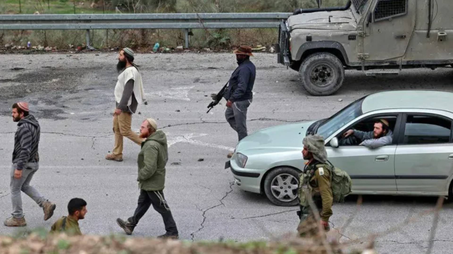 إصابة شاب بكسور في قدميه إثر دهسه من مستوطنين شرق نابلس - فيديو