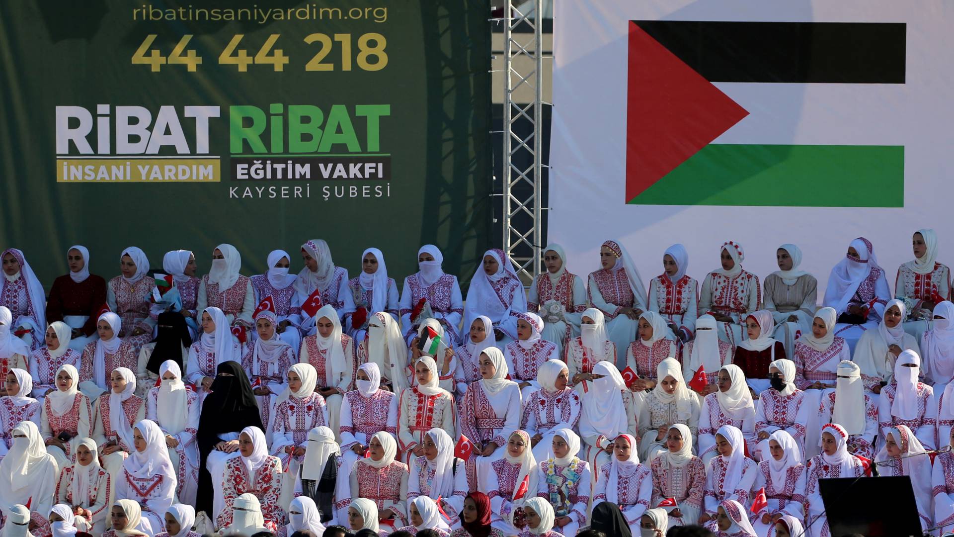 على أنقاض ركام غزة.. أكثر من 200 عريس وعروس يحتفلون بالحياة في زفاف جماعي - فيديو وصور