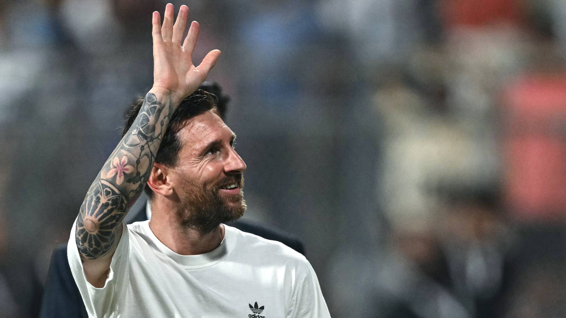 في ختام جولة تاريخية بالهند.. ميسي يتلقى "تحفة الوقت" النادرة من نجل أمباني 