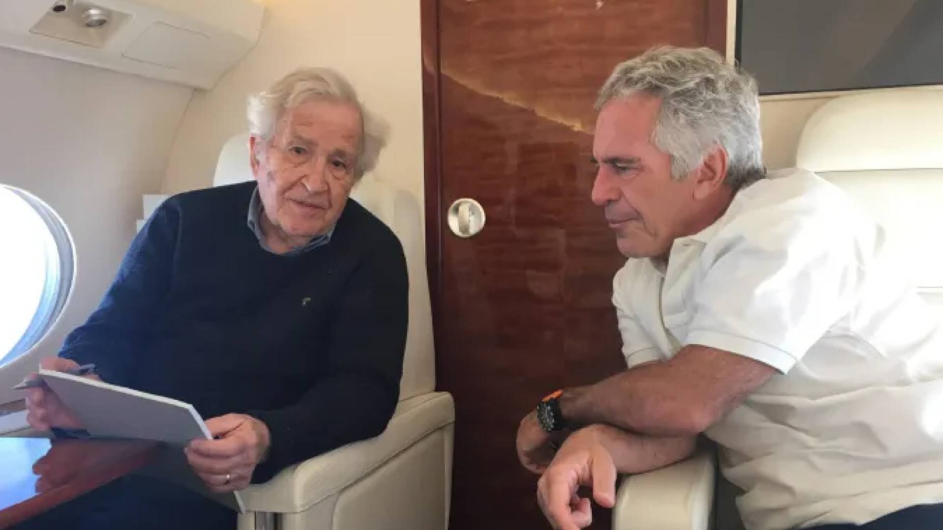 "لوليتا" على الأجساد ومحادثات "ألف دولار".. الديمقراطيون يشعلون معركة "تركة إبستين" لحصار إدارة ترمب..صور