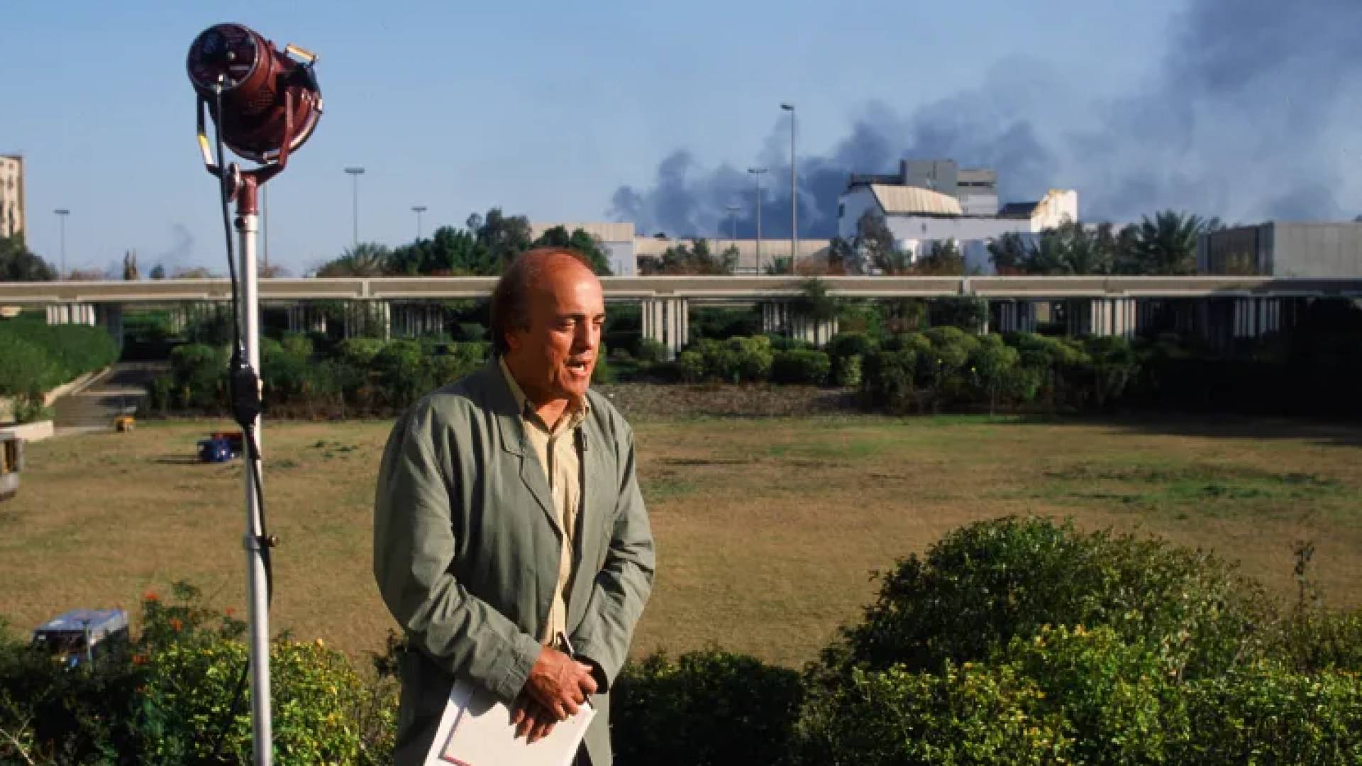 وفاة بيتر أرنيت عن عمر 91 عاما.. أول صحفي غربي أجرى مقابلة مع أسامة بن لادن ومراسل الحروب