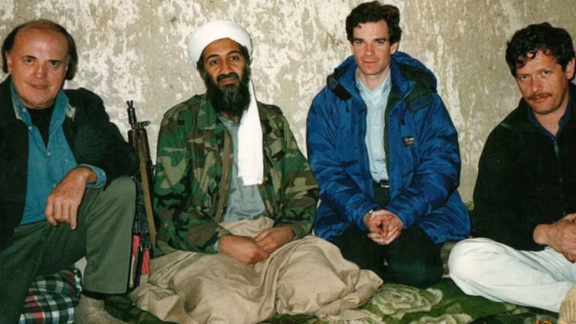 رحيل "صوت الحرب".. ماذا سأل بيتر أرنيت أسامة بن لادن في اللقاء الأول؟