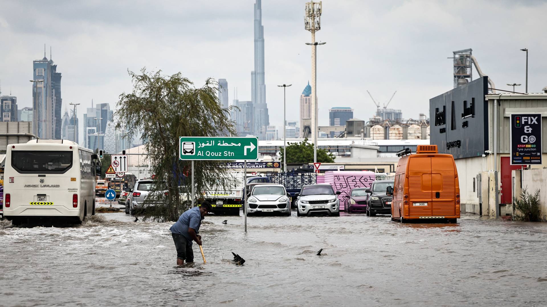 سيول تغمر طرقات الشارقة ودبي.. والشرطة تطلق "صافرة الإنذار" 