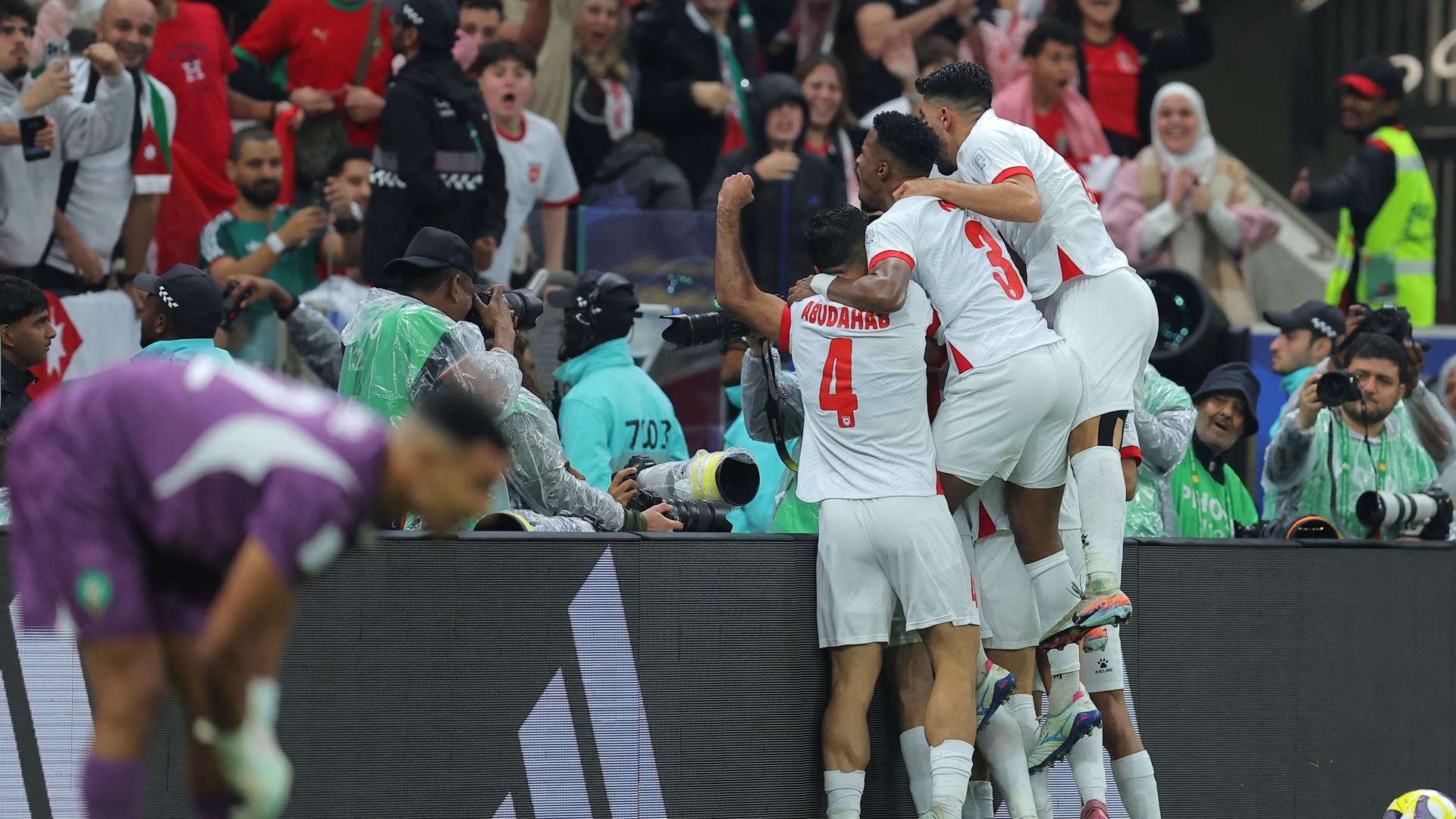 الأردنيون يستقبلون "النشامى" ابطال الوصافة التاريخية لكأس العرب.. فيديو