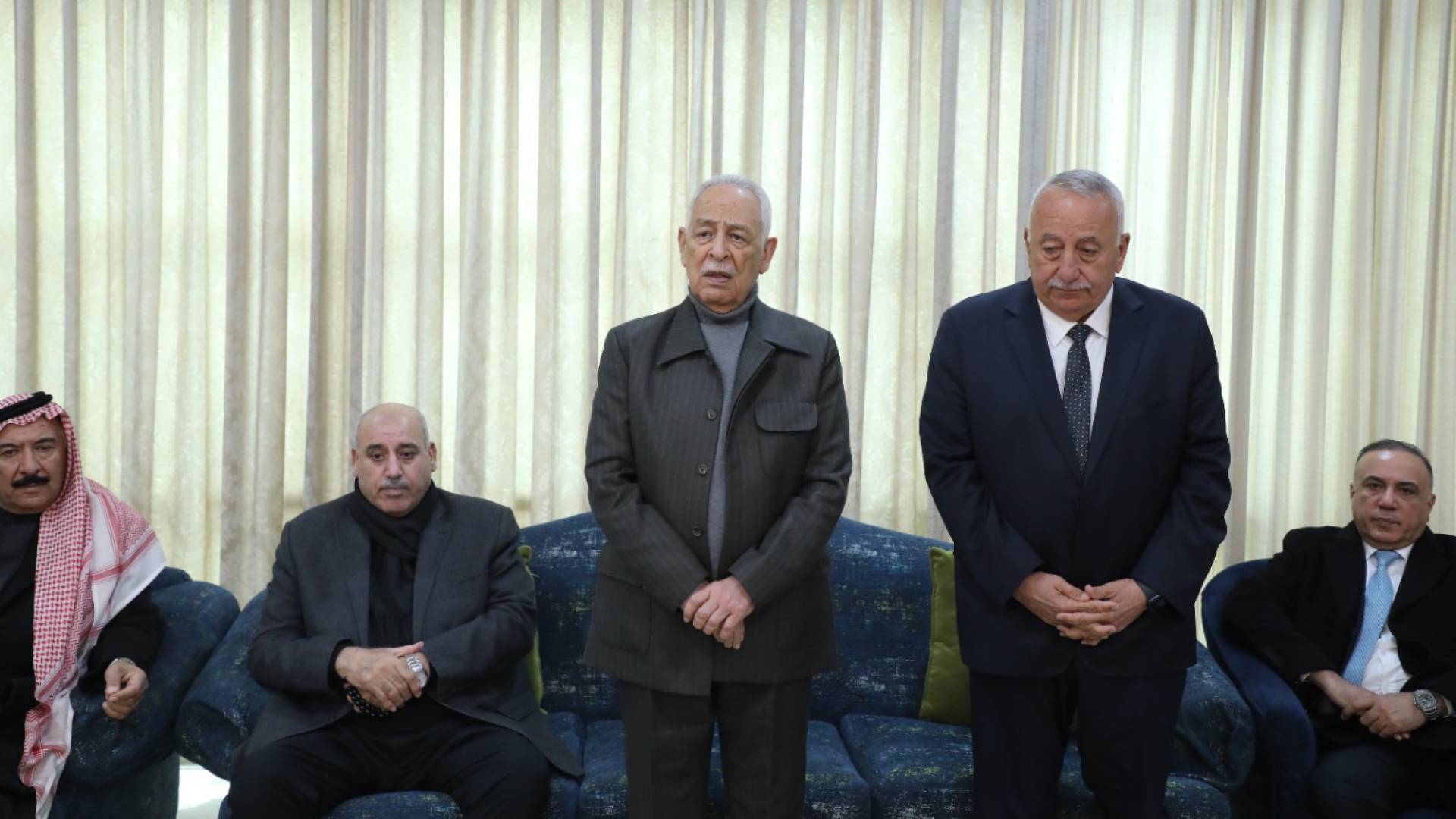 مندوبا عن الملك وولي العهد العيسوي يعزي بوفاةًوالدة العين والنأئب الأسبق خالد رمضان 